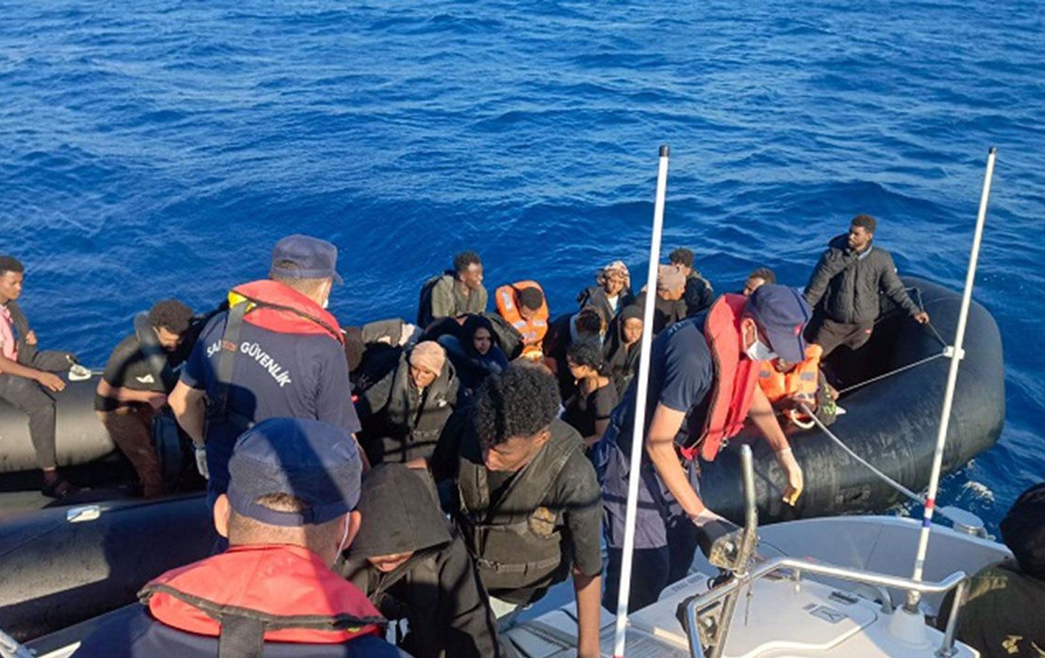 Li peravên Îzmîrê 44 koçber hatin girtin / Wêne: TRT