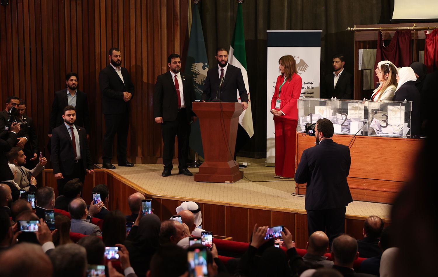 Suriye Cumhurbaşkanı Ahmed Şara, Şam’daki Ulusal Kütüphane’de kurulan seçim merkezini ziyaret ederek görevlilerden bilgi aldı. / AA