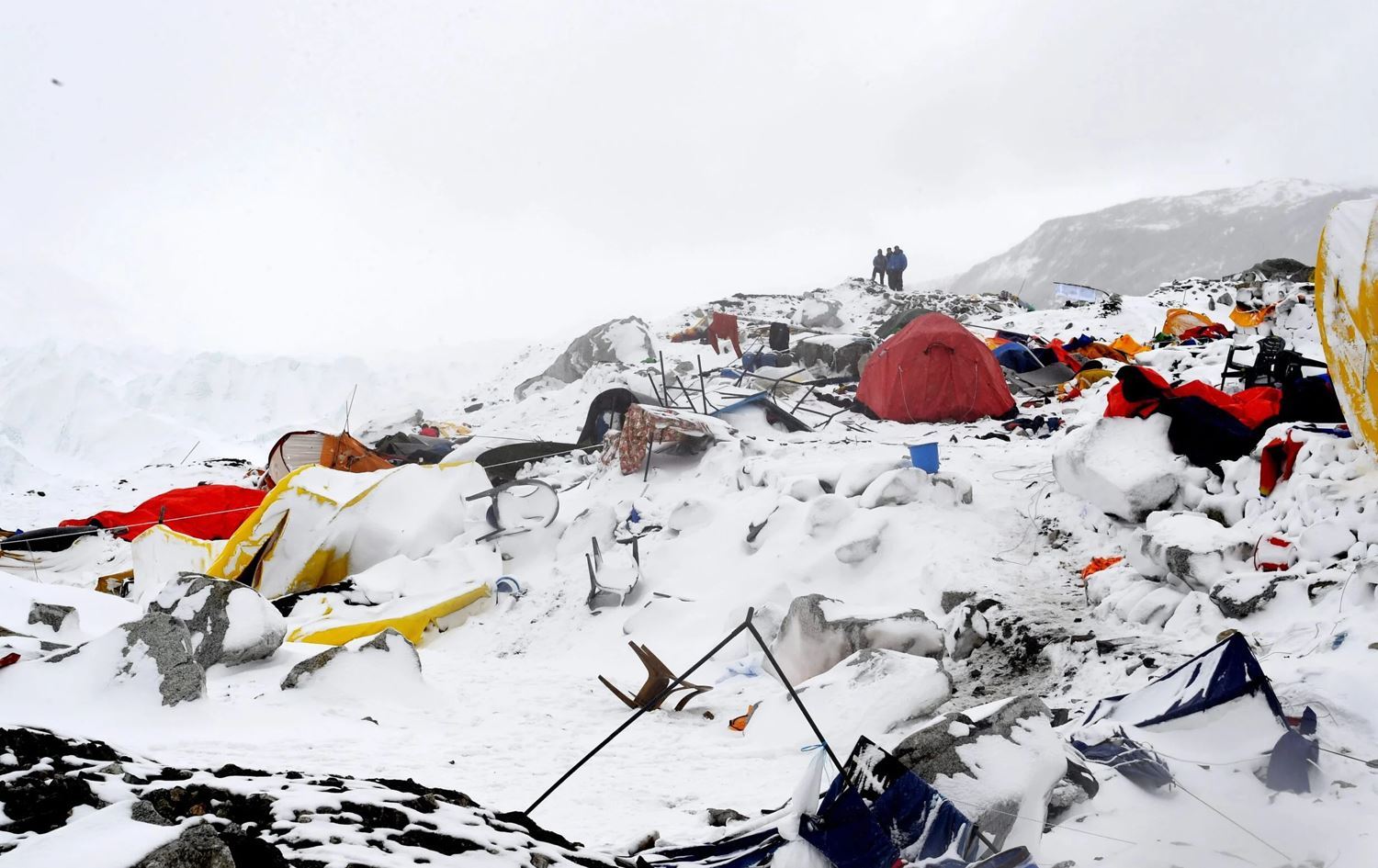 Everest Dağı’nda şiddetli kar fırtınası: En az bin kişi kayıp