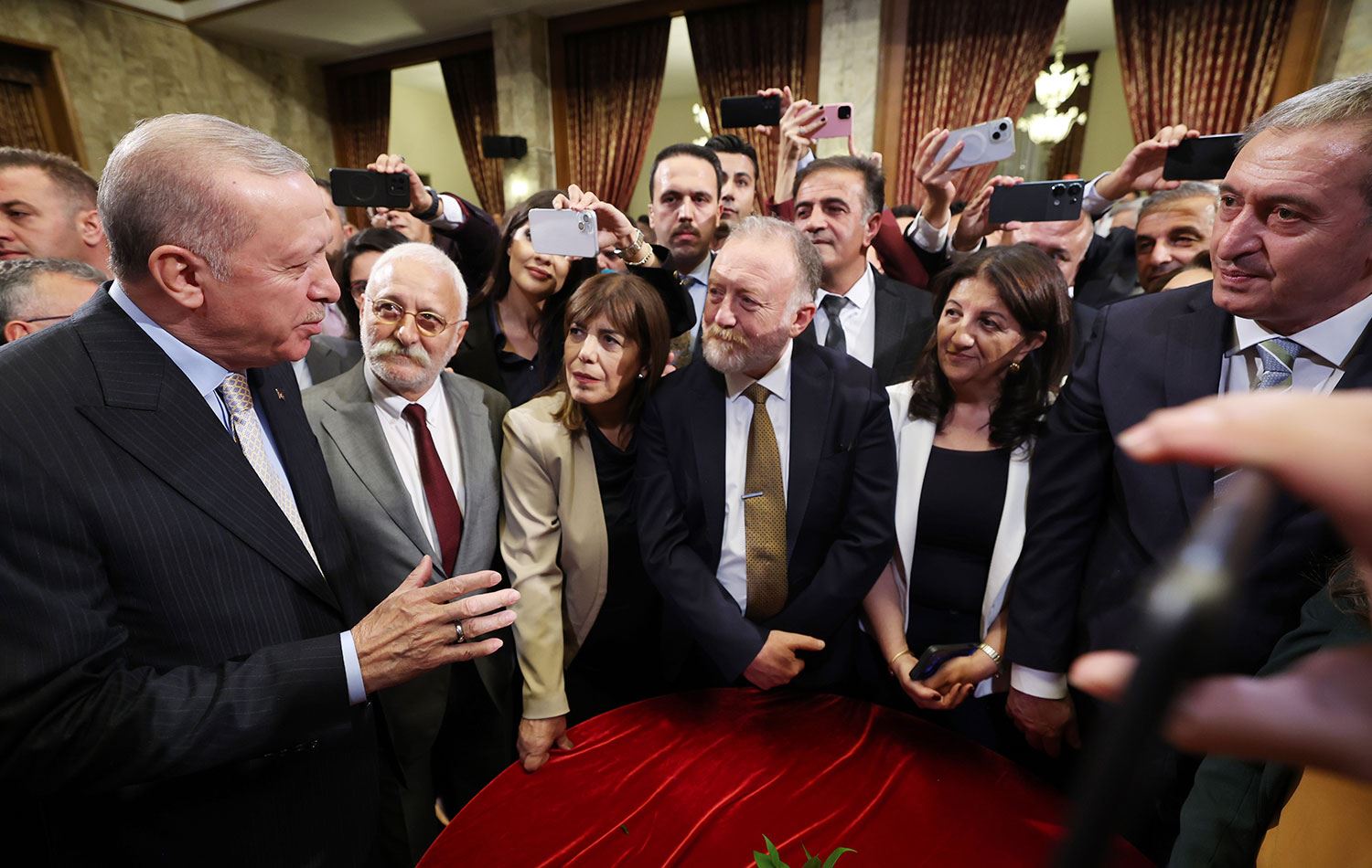 Yeni yasama yılı dolayısıyla Türkiye Cumhurbaşkanı Erdoğan, DEM Parti Eş Genel Başkanları Tuncer Bakırhan ve Tülay Hatimoğulları Oruç, Meckis Başkanvekili ve Van Milletvekili Pervin Buldan ile selamlaşmıştı. / AA