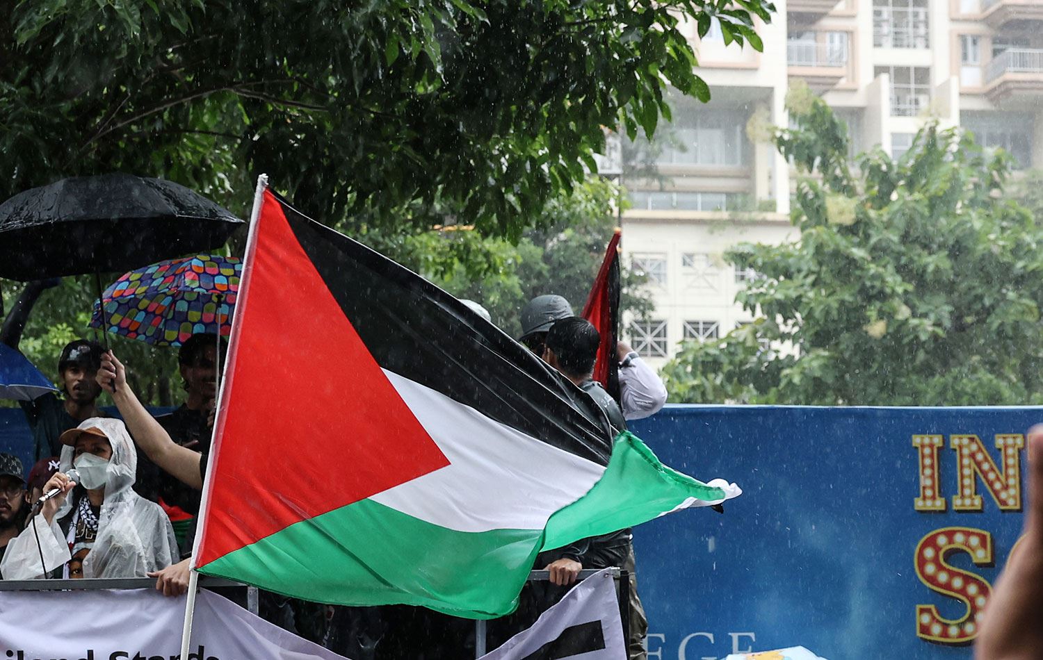 Gazze'ye destek için yapılan gösterilerde açılan Filistin bayrağı. / AA