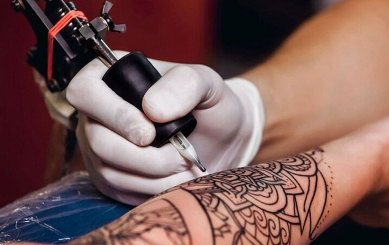 سەنتەری نەخۆشییە گوازراوەکان لە ئێران: تاتووکردن بووەتە باو و لەڕێگەیەوە ئەیدز زیاد دەکات