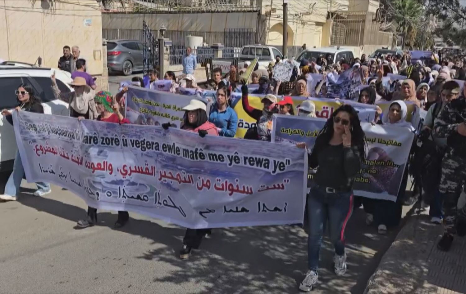 Xwenîşandana koçberên ji Serê Kaniyê / Wêne: Ji ber dîmenan