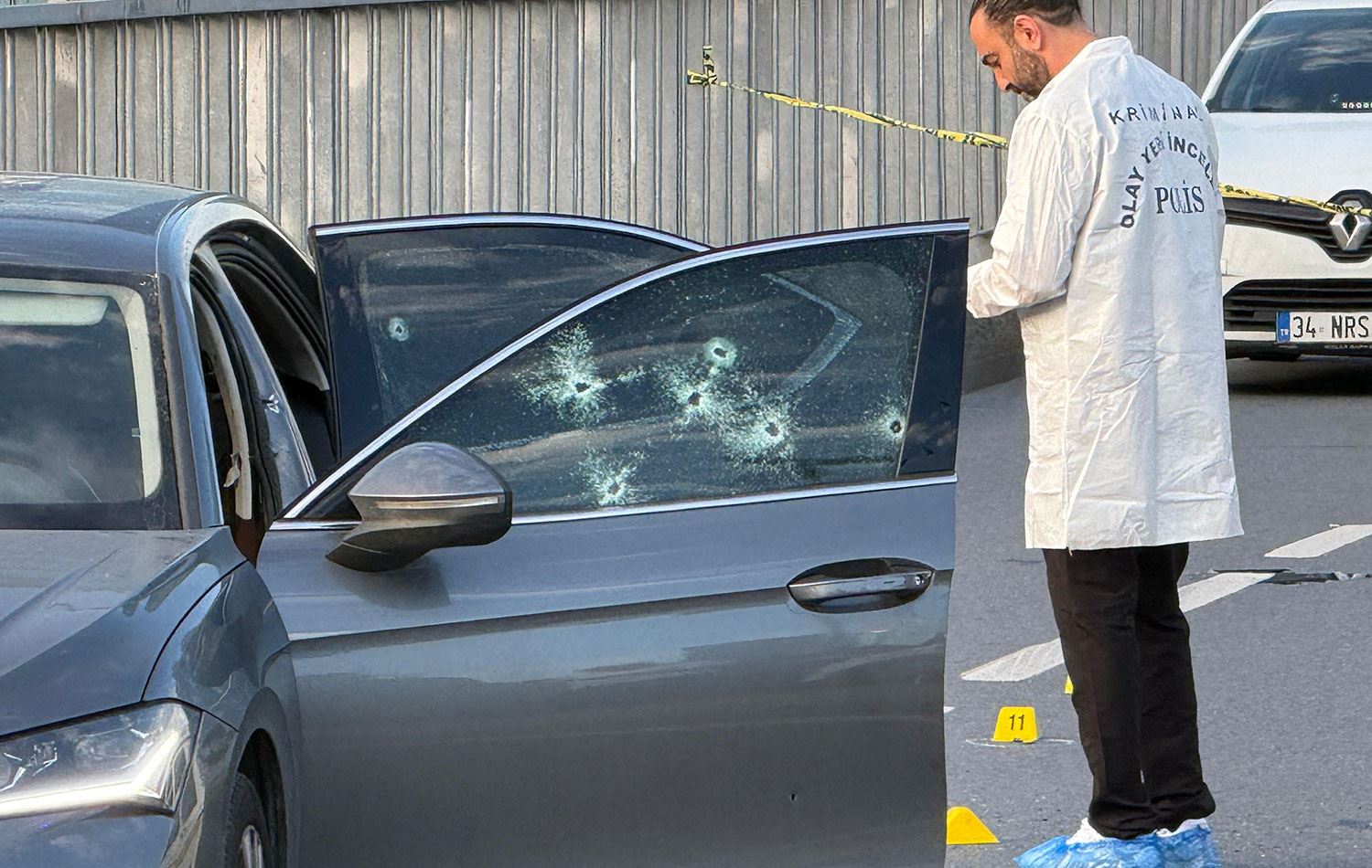 Serdar Öktem'in saldırıya uğrarken içinde bulunduğu araç. / AA