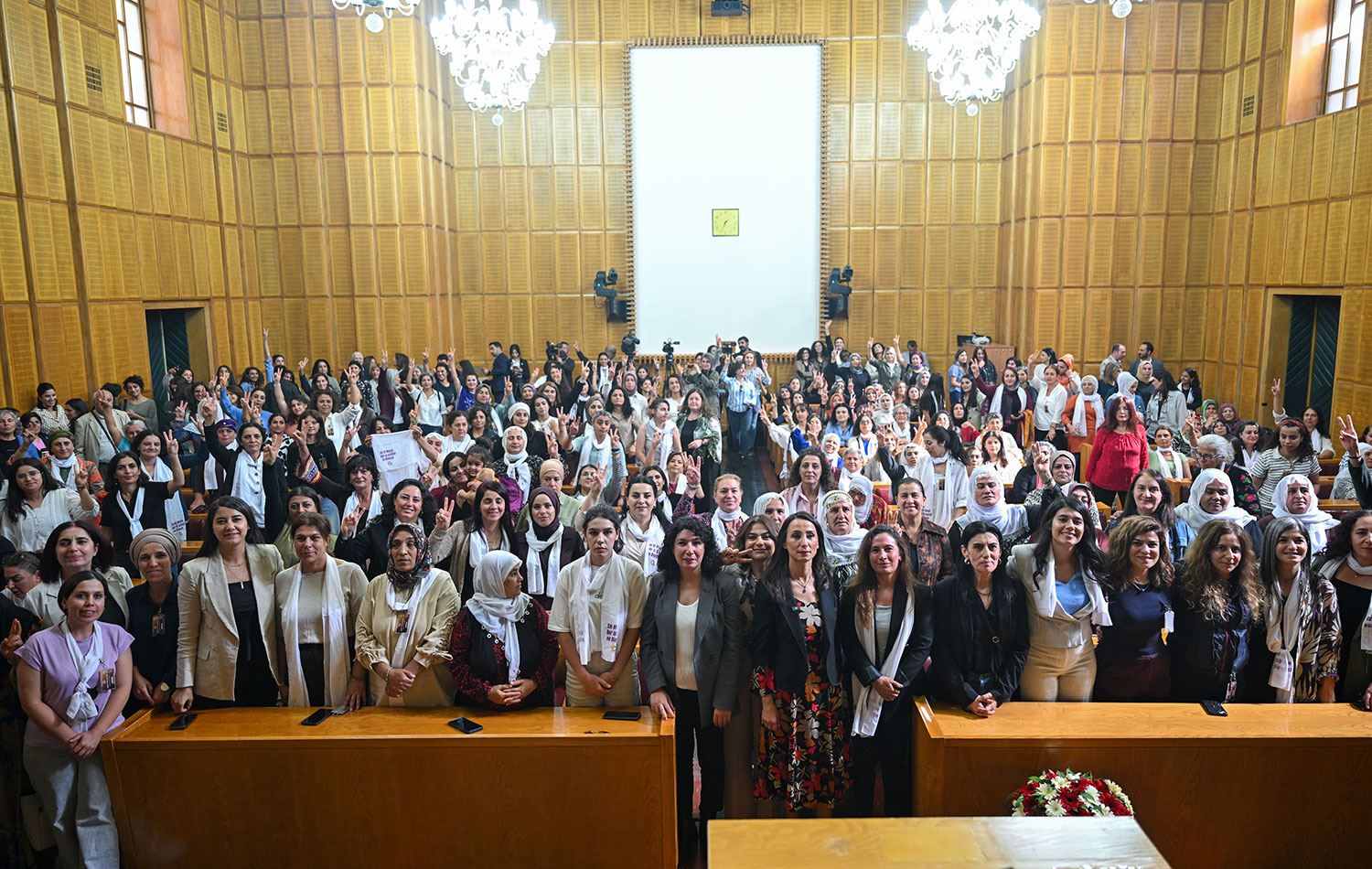 DEM Parti'nin salı günkü grup toplantısına çok sayıda kadın katılmıştı. / AA