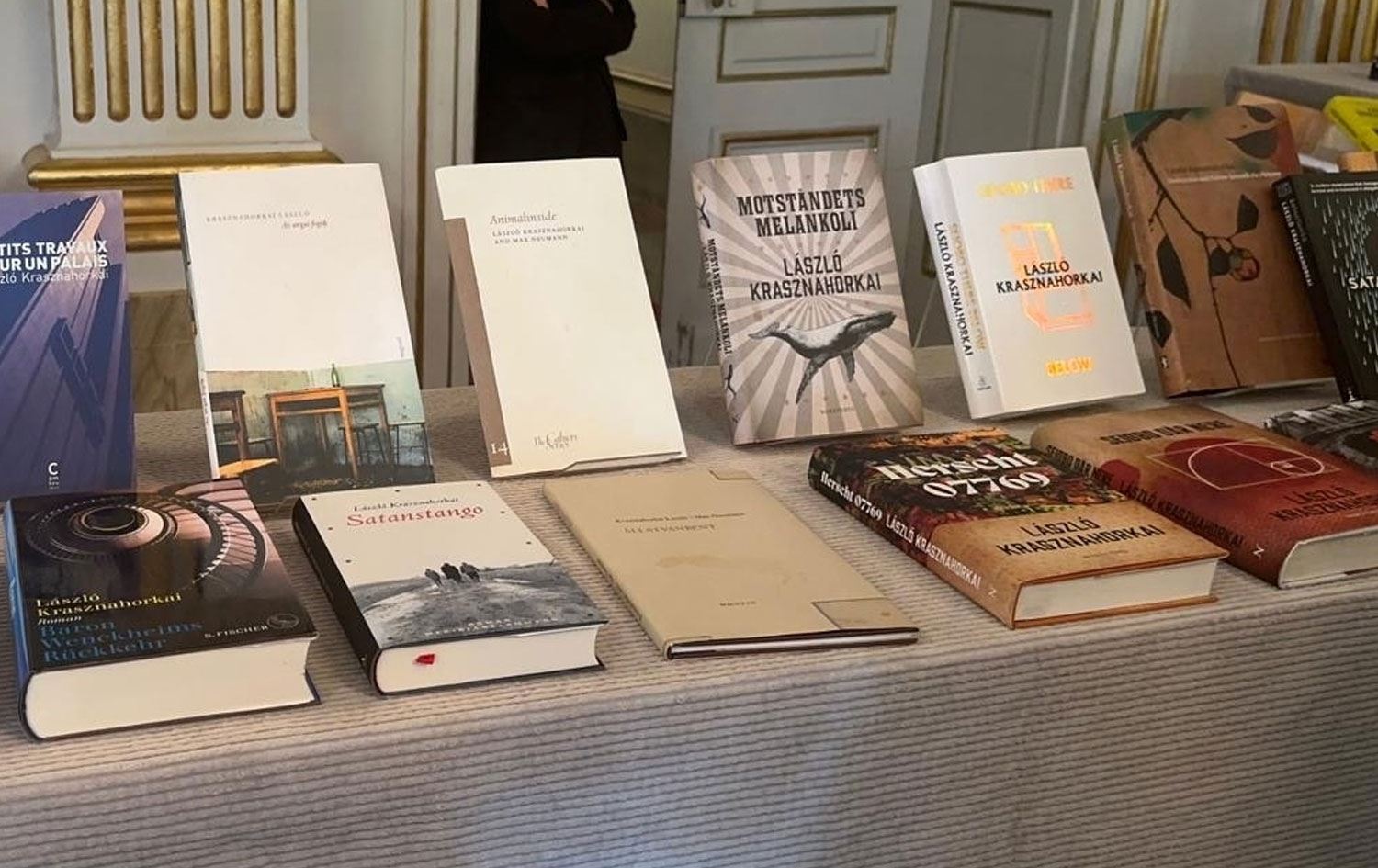 Hinek pirtûkên Laszlo Krasznahorkai / Wêne: AA