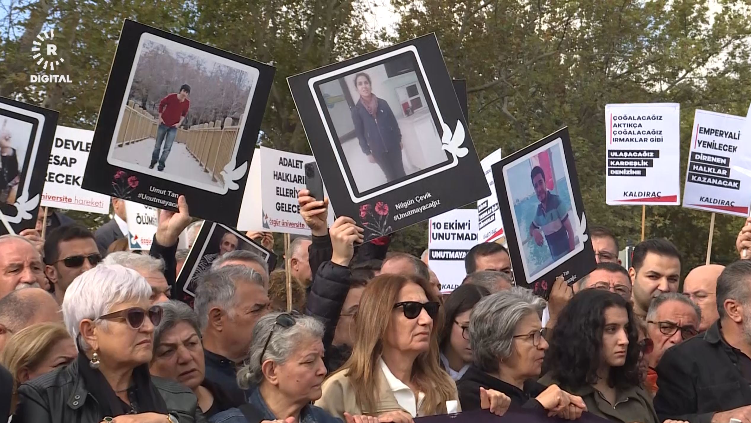 10 Ekim Katliamı nedeniyle Ankara Tren Garı önünde anma