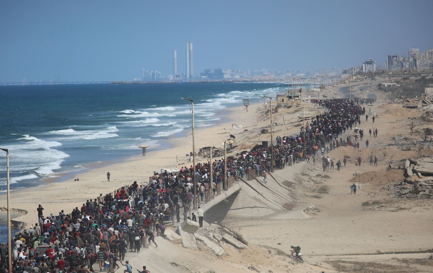 Displaced Gazans journey home as ceasefire begins