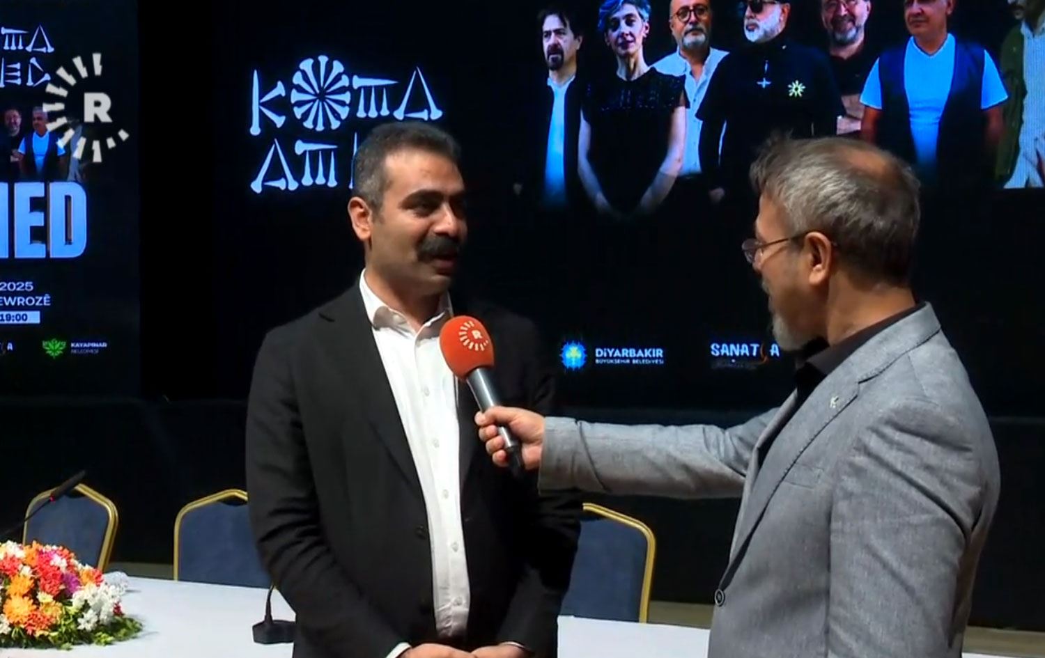 Koma Amed piştî 30 salan vedigere û ‘Kulîlkên Azadiyê’ li Amedê dibişkivin