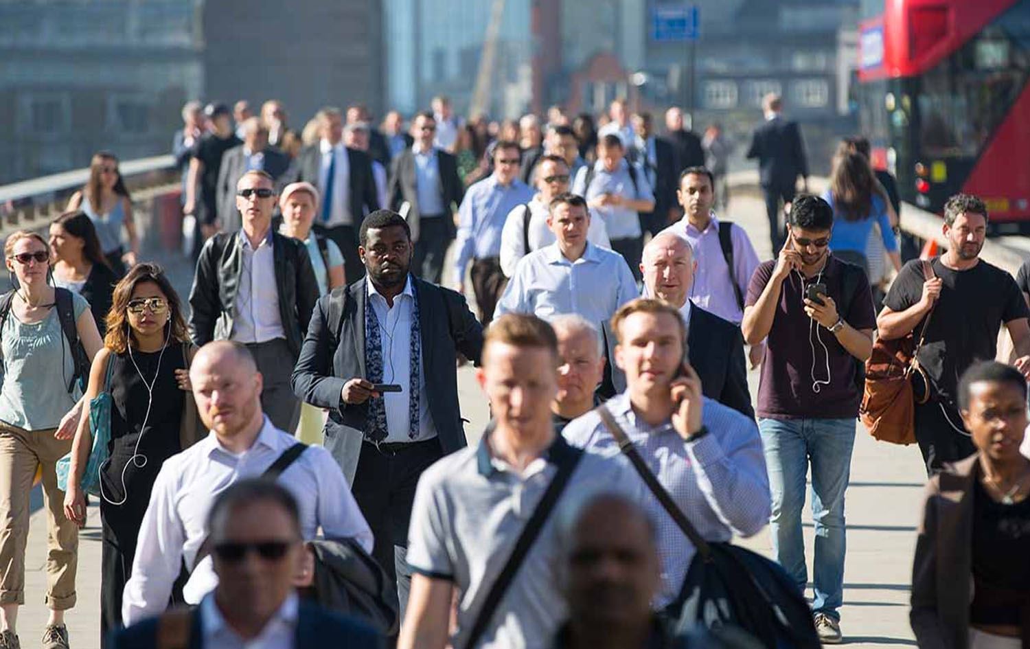 حکومەتی بەریتانیا: ڤیزای کار دەدەینە شارەزایانی 82 پیشە