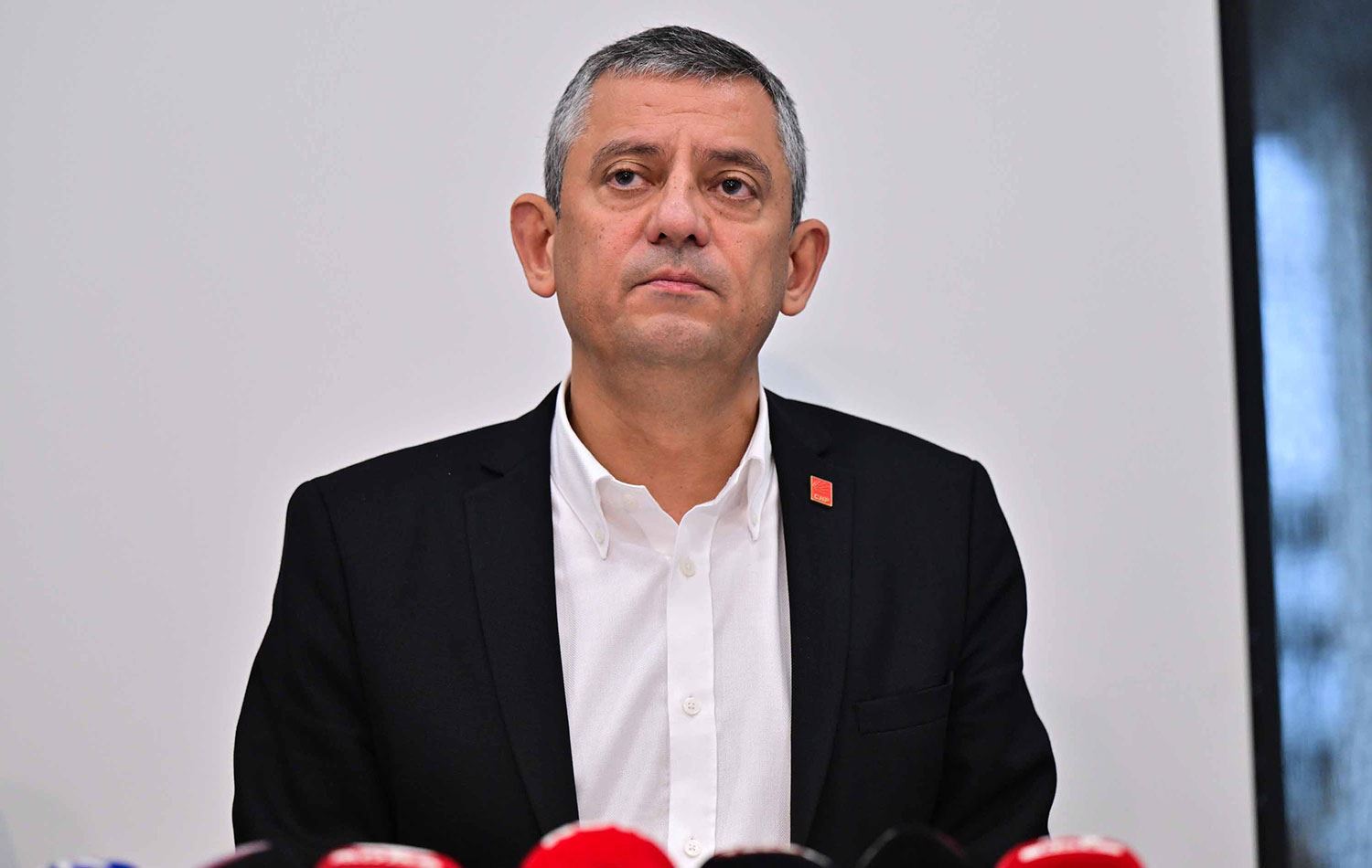 CHP Genel Başkanı Özgür Özel, İspanya ve Belçika temasları için yurt dışına çıkmadan önce İstanbul Havalimanı'nın VIP Salonu'nda açıklamalarda bulundu. / AA