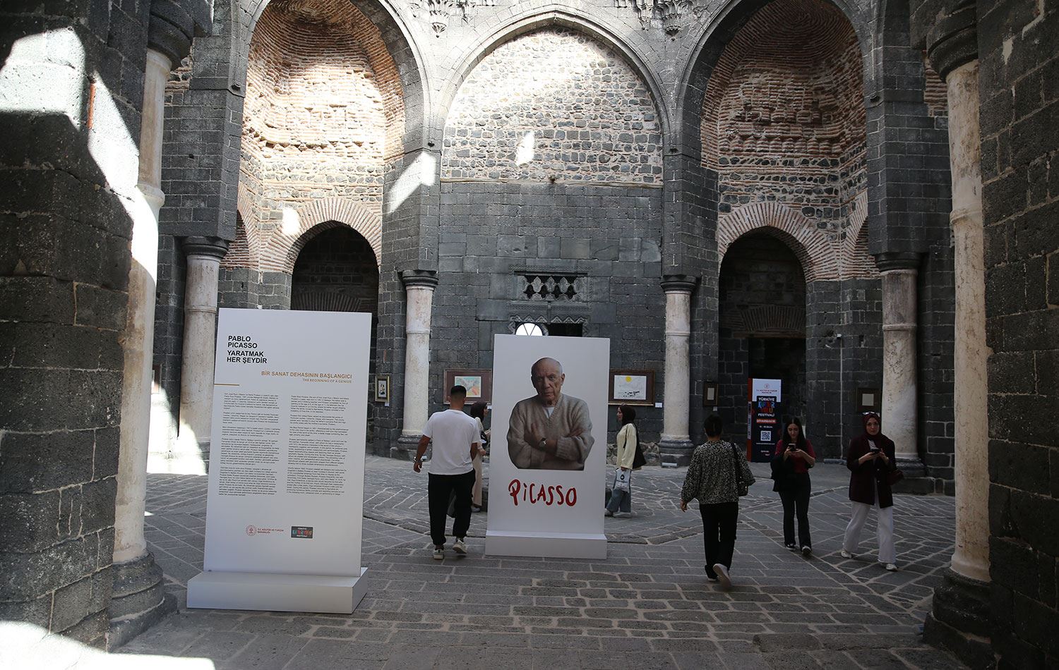 1800 yıllık Saint George Kilisesi'nde ziyarete açılan "Pablo Picasso: Yaratılış Her Şeydir" sergisi. / AA