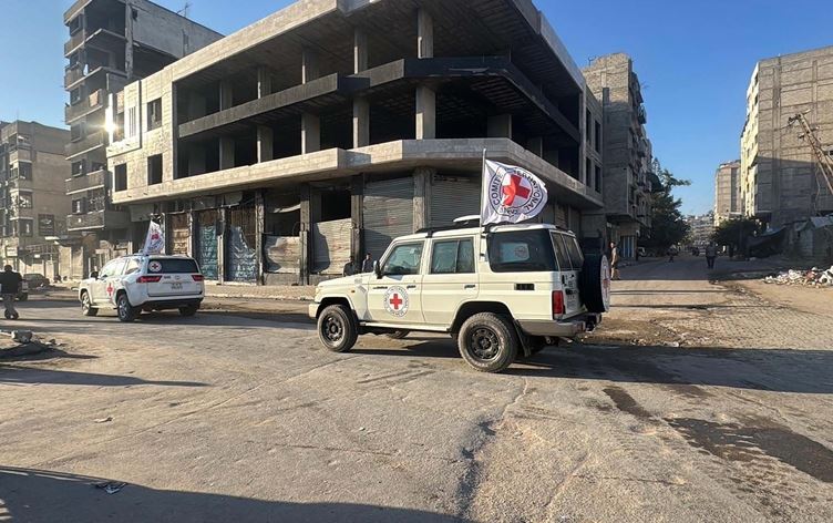 Hamas Gazze'deki İsrailli esirleri Kızılhaç heyetine teslim etmeye başladı