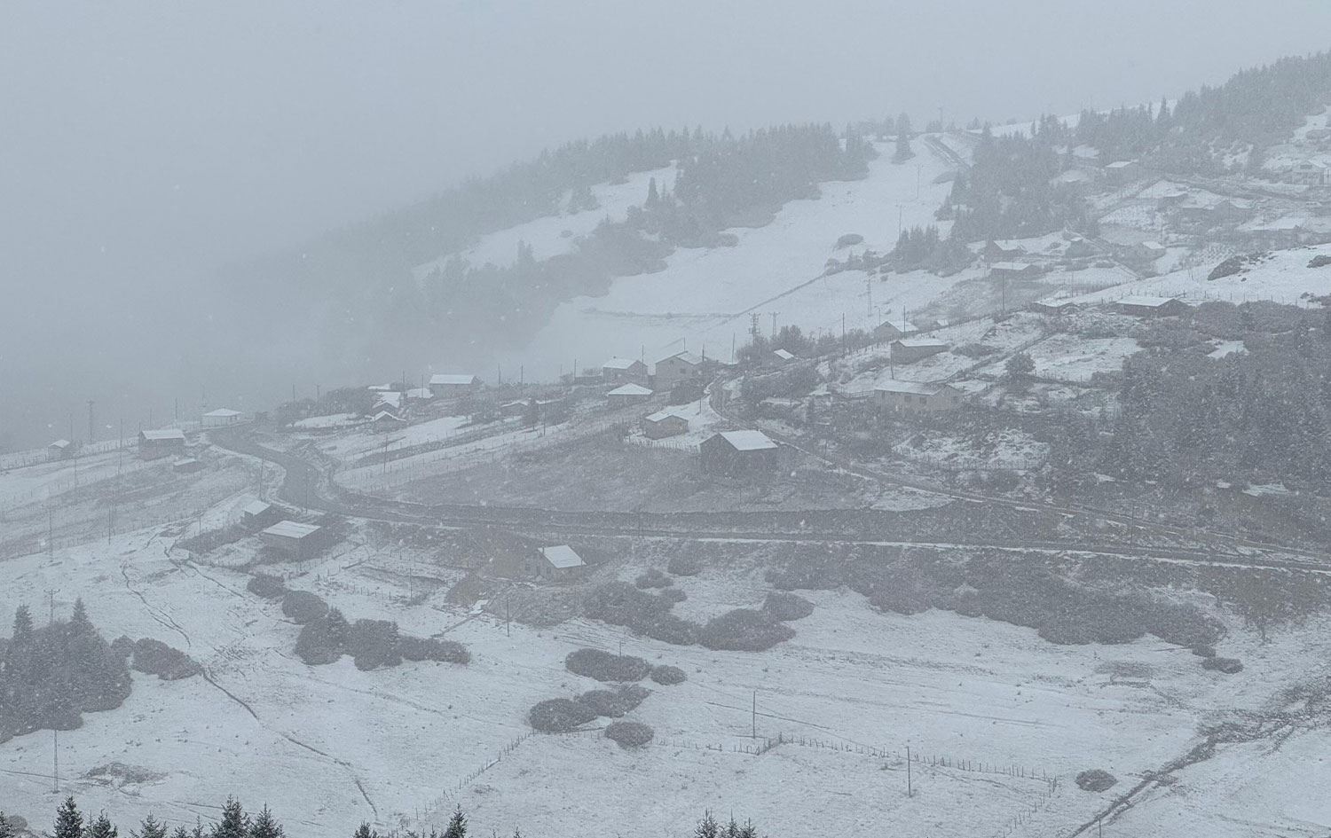 Giresun'da hava sıcaklıklarının düşmesiyle birlikte yüksek kesimlere kar yağdı