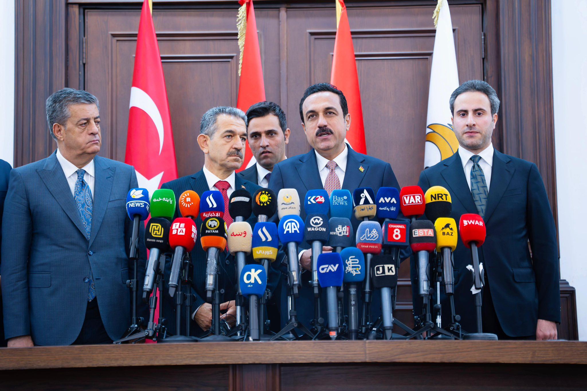 Konferansa rojnamegeriyê ya Bîrol Ekîcî û Umêd Xoşnaw\ Wêne: Umêd Xoşnaw Facebook