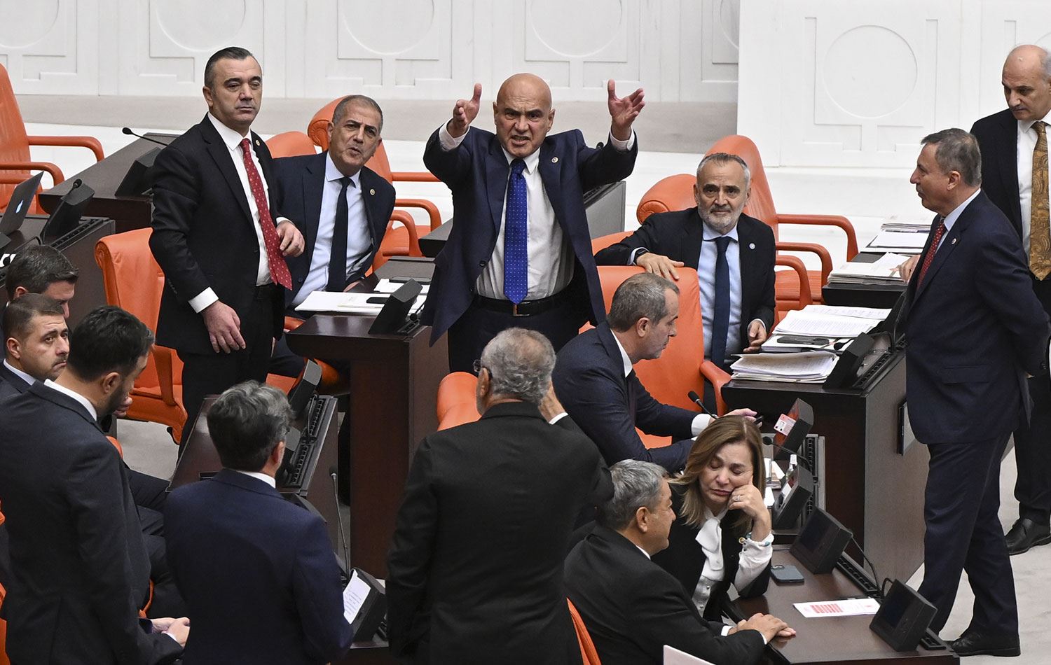 Meclis Genel Kurulu'nda İYİ Parti ile DEM Parti milletvekilleri arasında tartışma yaşandı. / AA