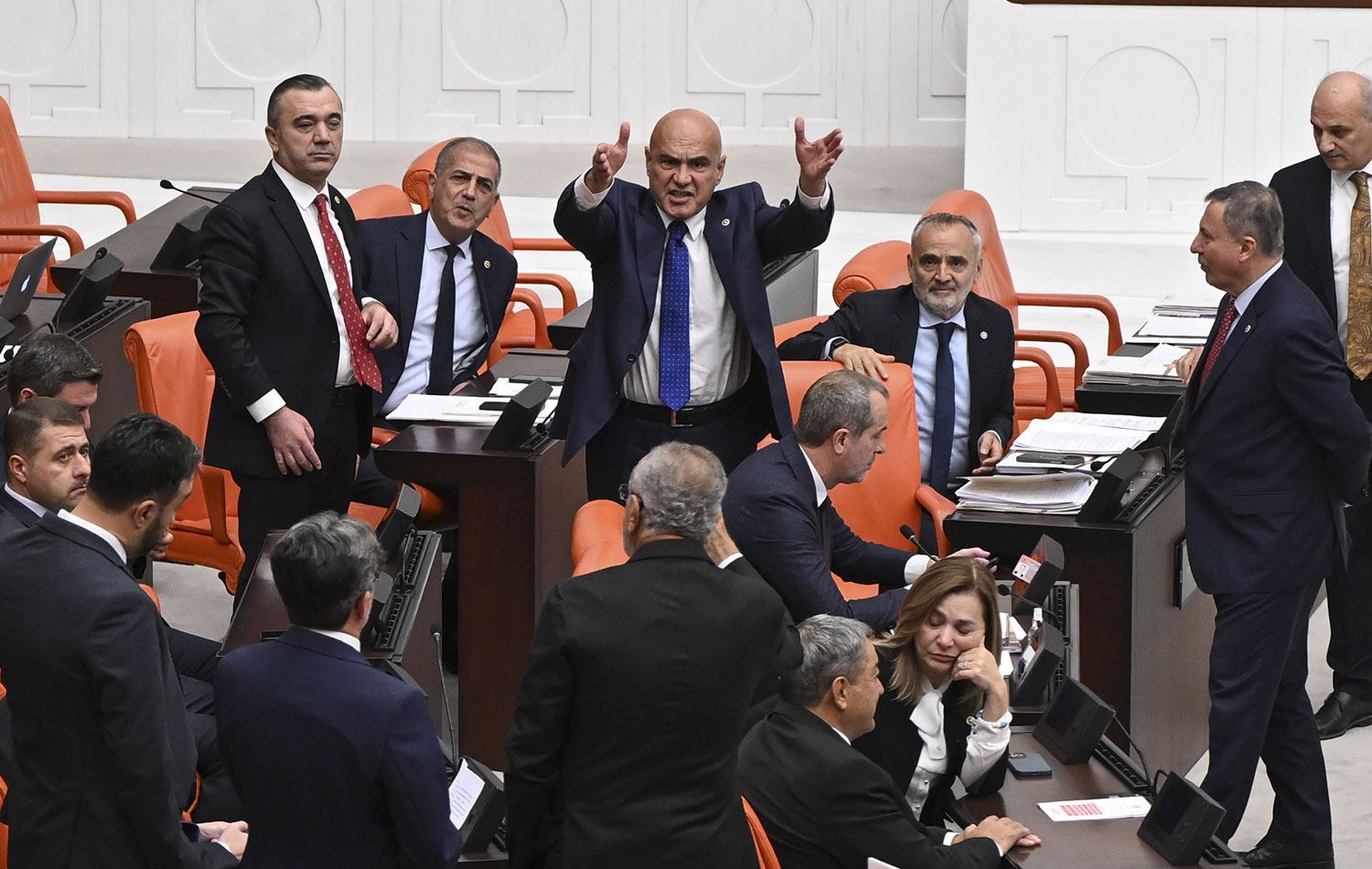 İYİ Parti Grup Başkanvekili Turhan Çömez, Meclis'te DEM Partililerle tartıştı. / Foto: AA