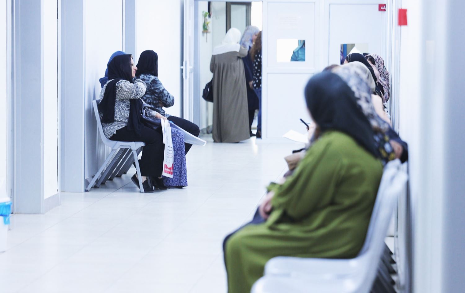 چەند خانمێک لە نۆرەدان بۆ پشکنینی نەخۆشییەکانی مەمک. وێنە: رووداو