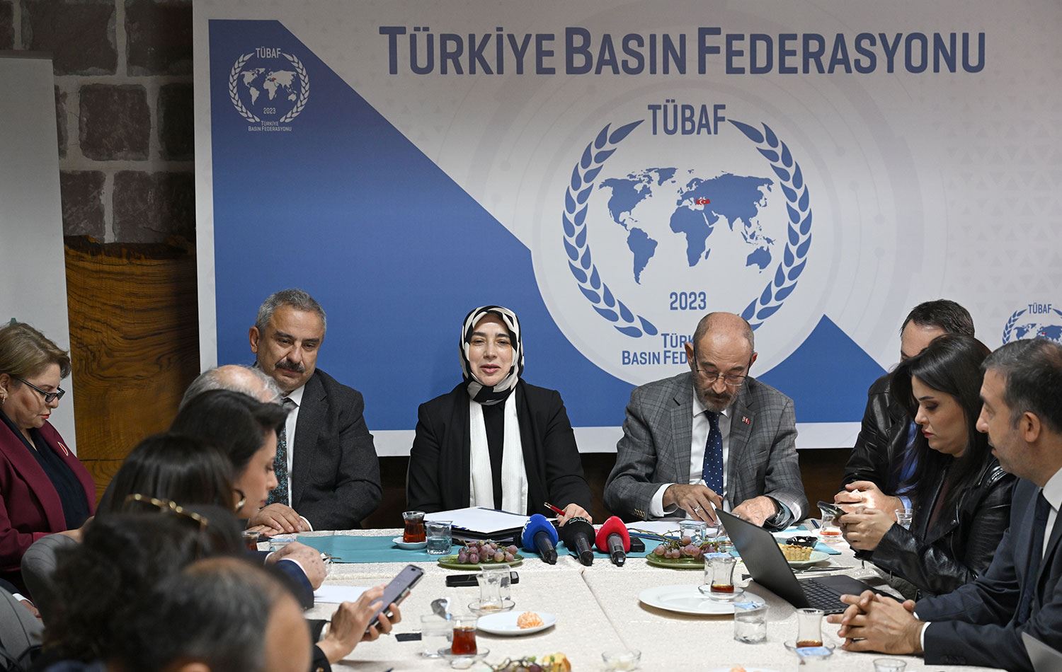 AK Parti Grup Başkanvekili Özlem Zengin, Türkiye Basın Federasyonunda (TÜBAF) düzenlenen "Anadolu Sohbetleri" programında gazetecilerin sorularını yanıtladı. / AA