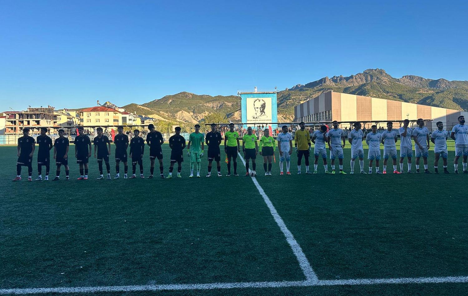 Beşiktaş U17 takımı, Dersimspor ile dostluk maçı yaptı.