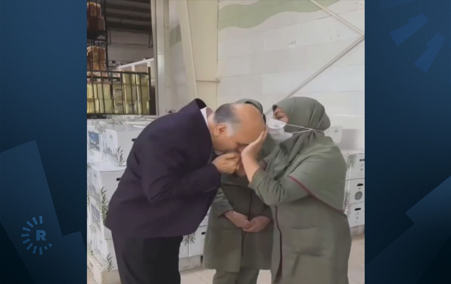 Xwediyê kar destê xebatkarê maç dike / Wêne: Ji ber dîmenan