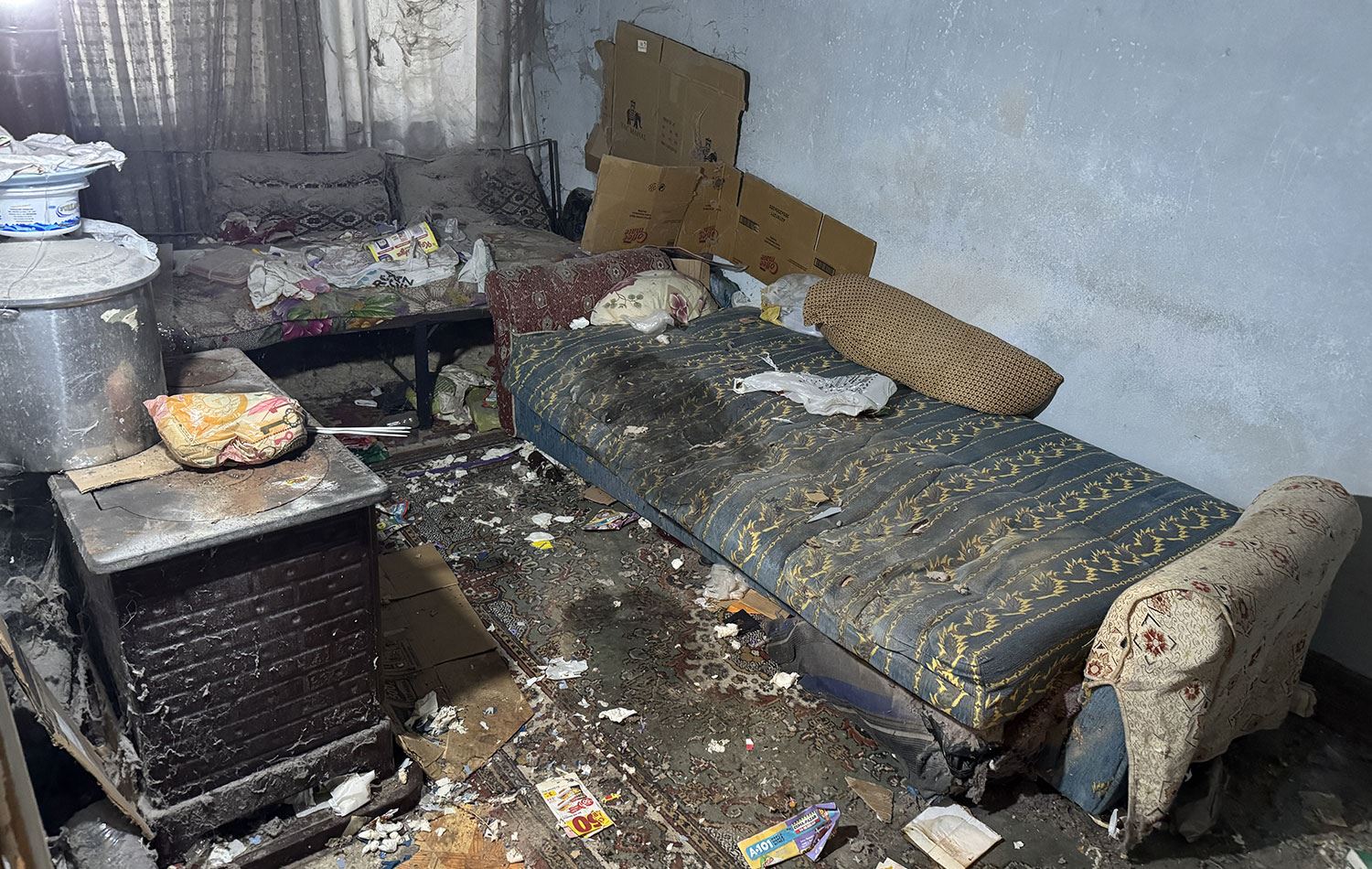 Çöp dolu evde yaşayan zihinsel engelli kadının, hayatını kaybeden annesinin cesediyle yaklaşık bir ay yaşadığı ortaya çıktı. / AA