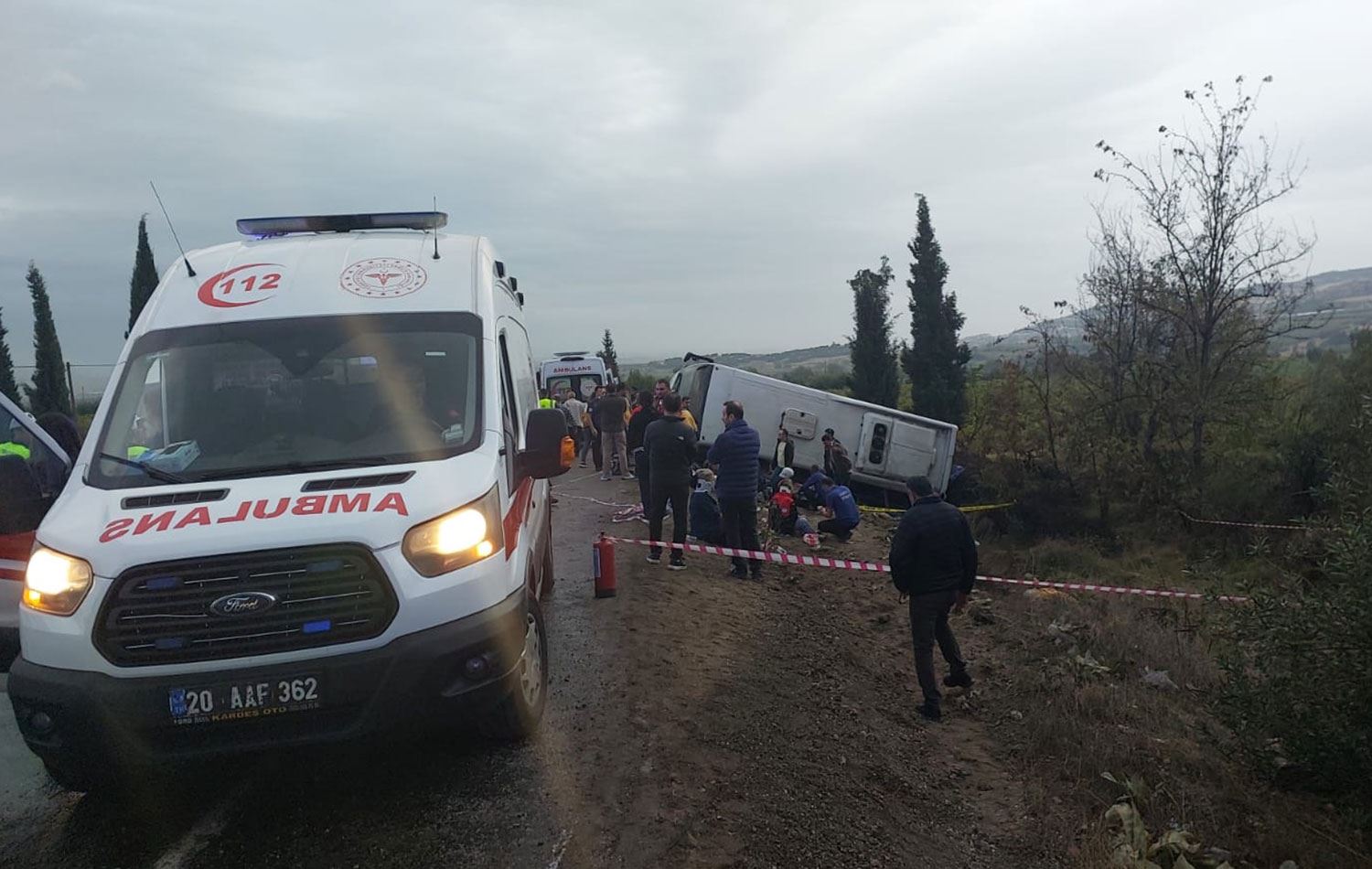 Denizli'nin Buldan ilçesinde midibüsün devrilmesi sonucu 1 kişi öldü, 32 kişi yaralandı. / Foto: AA