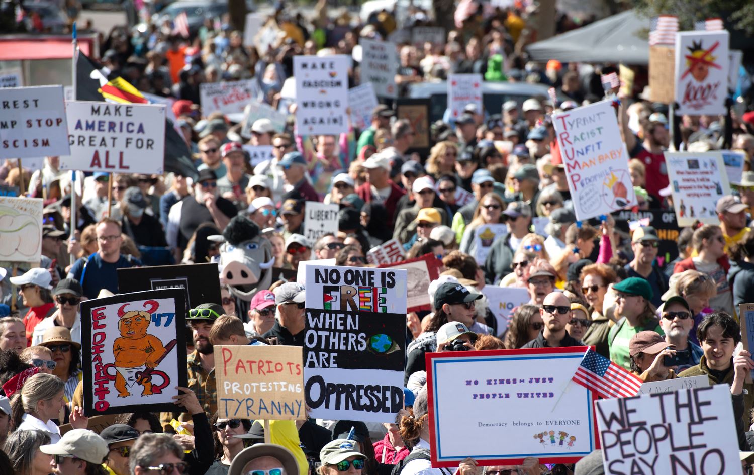 هێرشێکی ترەمپ بۆ سەر ئەو خۆپێشاندەرانەی دژایەتی دەکەن ناڕەزایەتی گەورەی لێدەکەوێتەوە