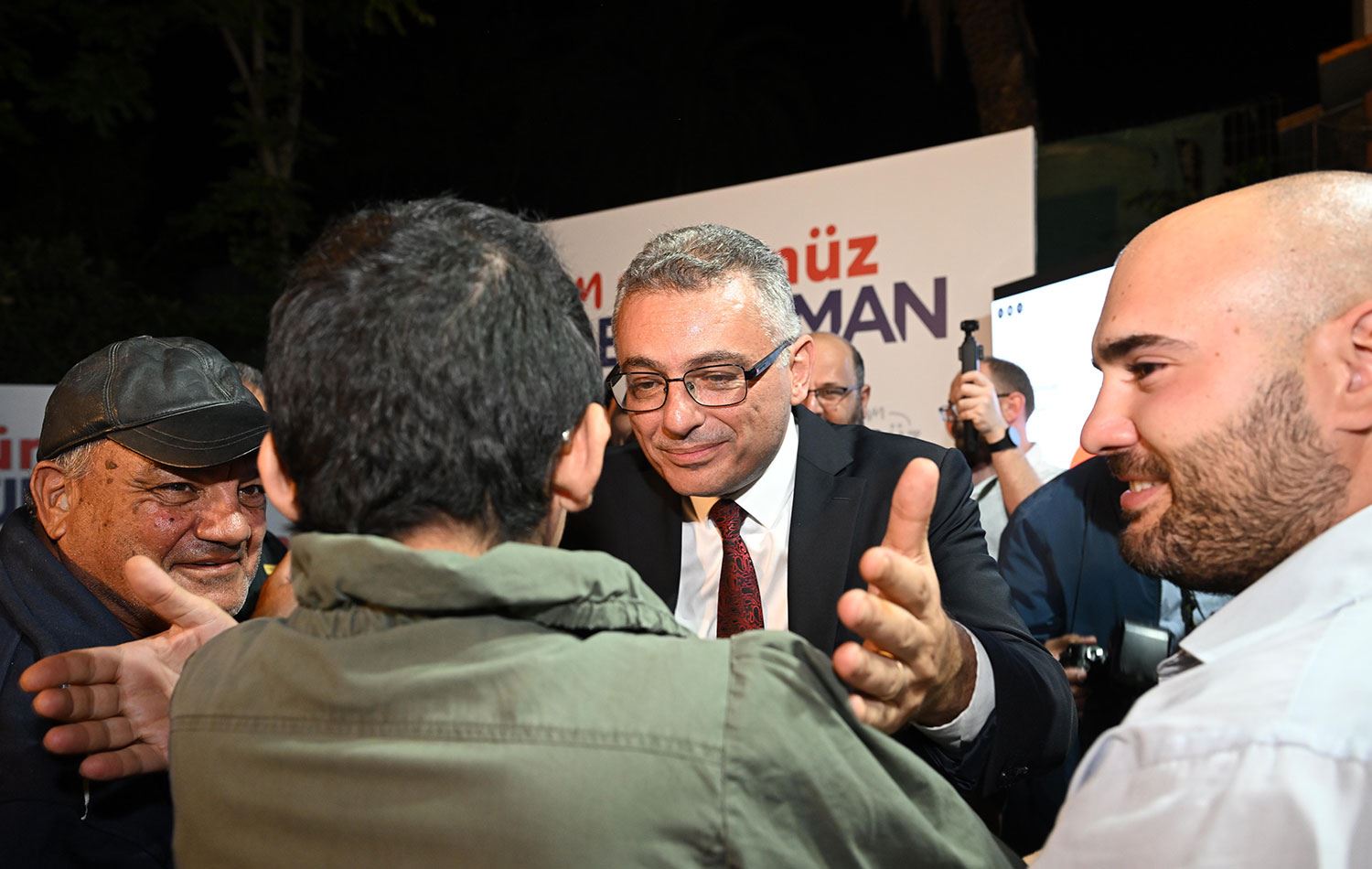 CTP Genel Başkanı Tufan Erhürman seçim sonuçları nedeniyle yaşadığı sevinci yakınları ile paylaştı. / AA