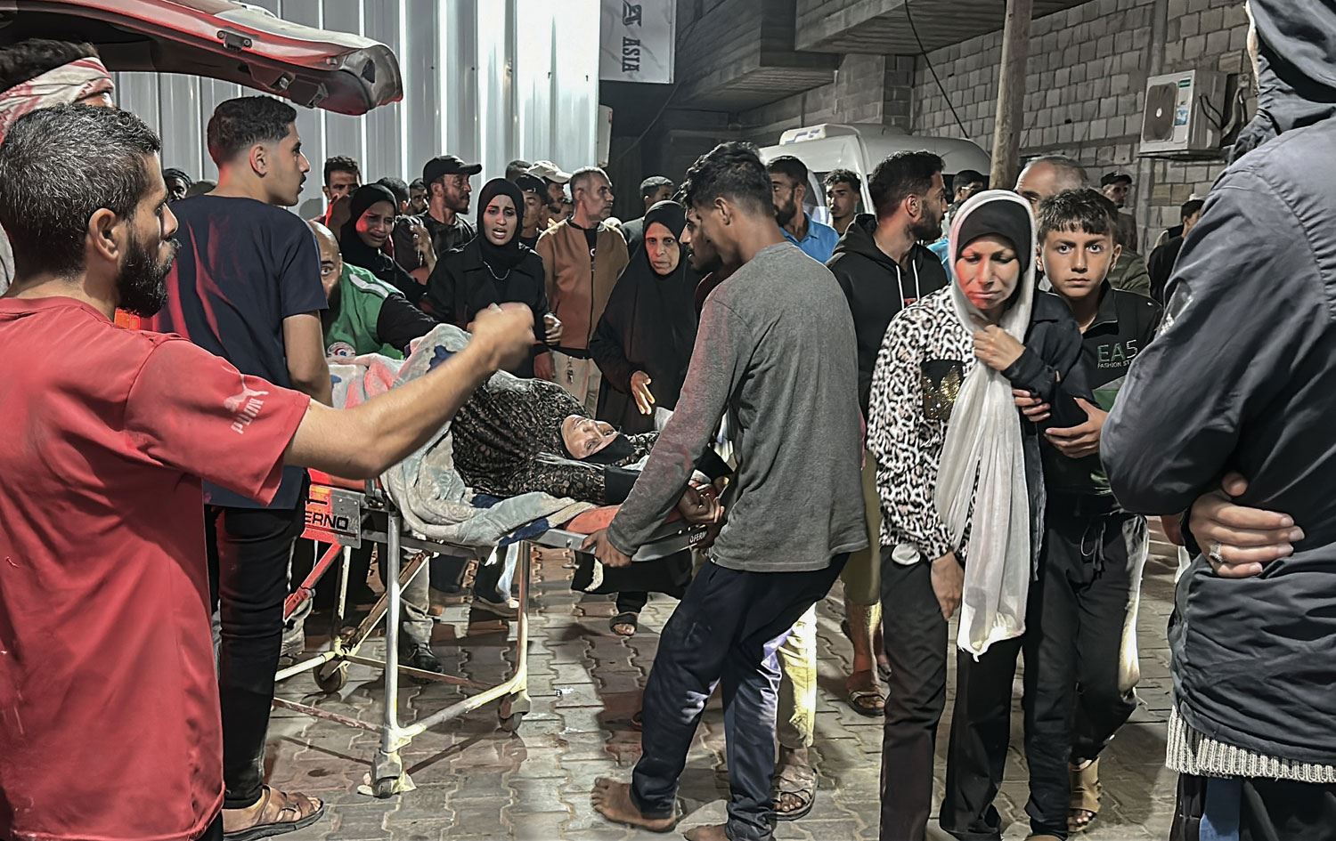 Birîndaran dibin nexweşxaneyê / Wêne: AA 