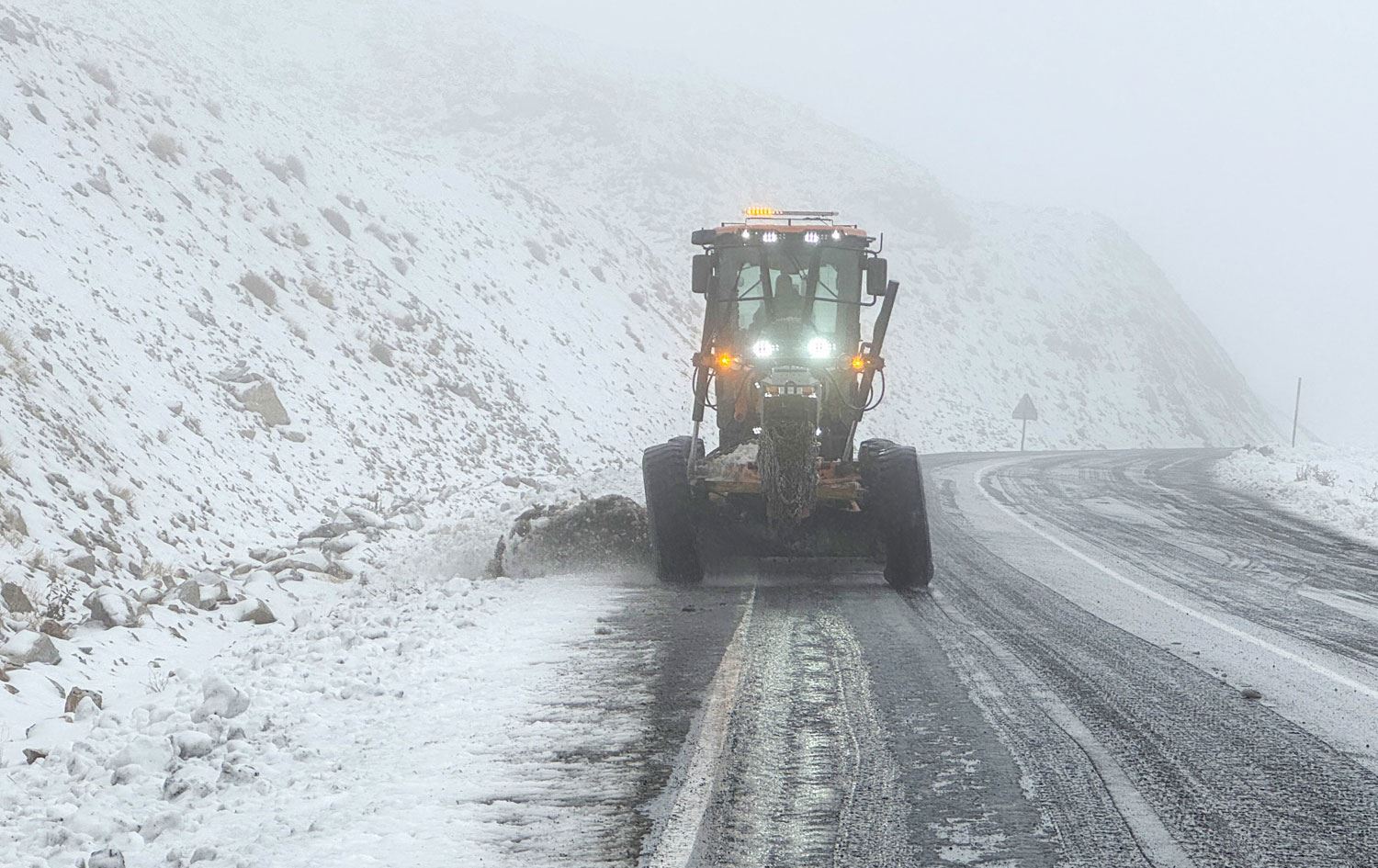 Rê ji berfê tê paqijkirin / Wêne: AA