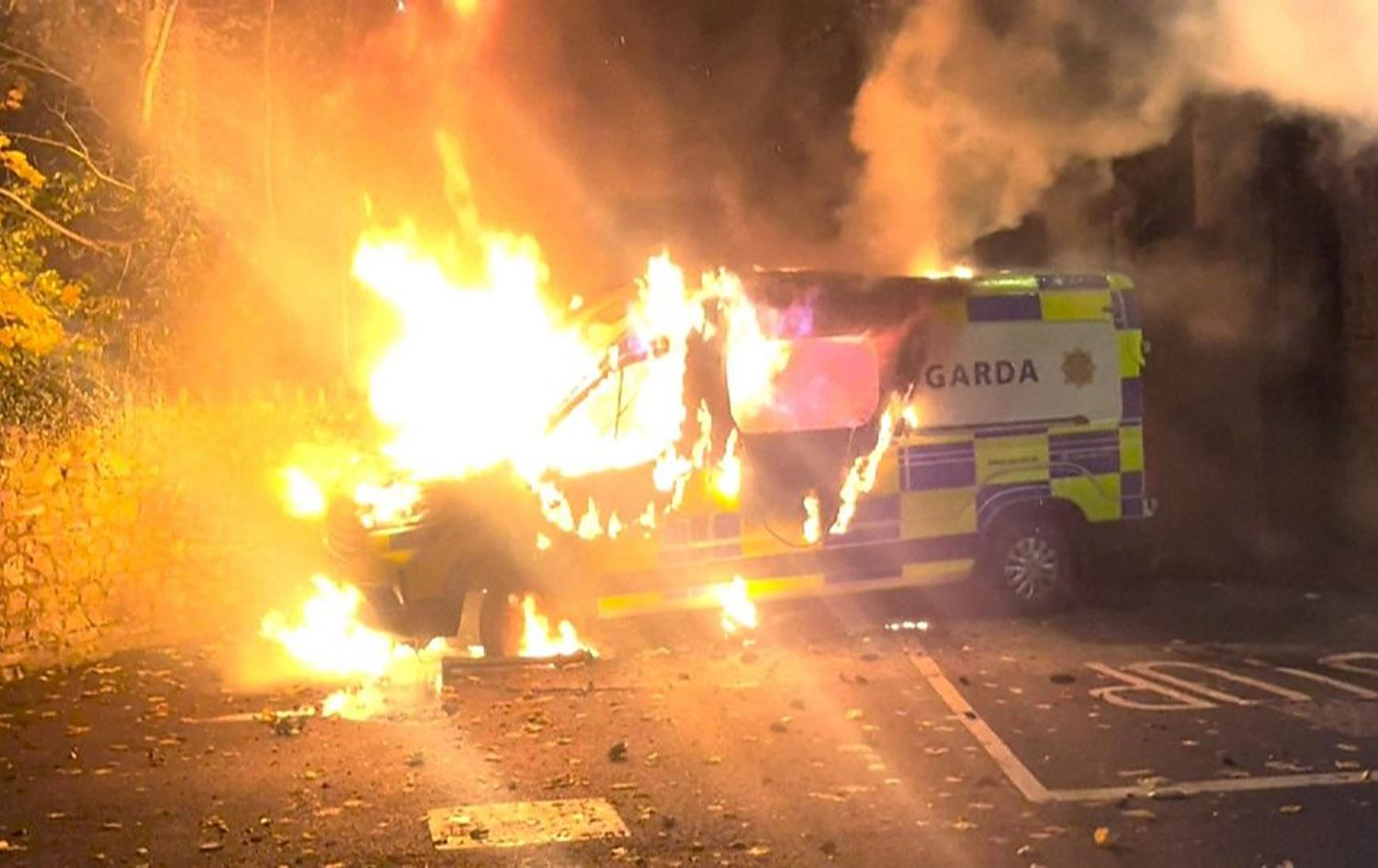 دوای دەستدرێژیکردنە سەر کچێکی 10 ساڵان تووندڕۆکانی ئیرلەندا هێرشدەکەنە سەر هۆتێلێکی پڕ پەناخواز