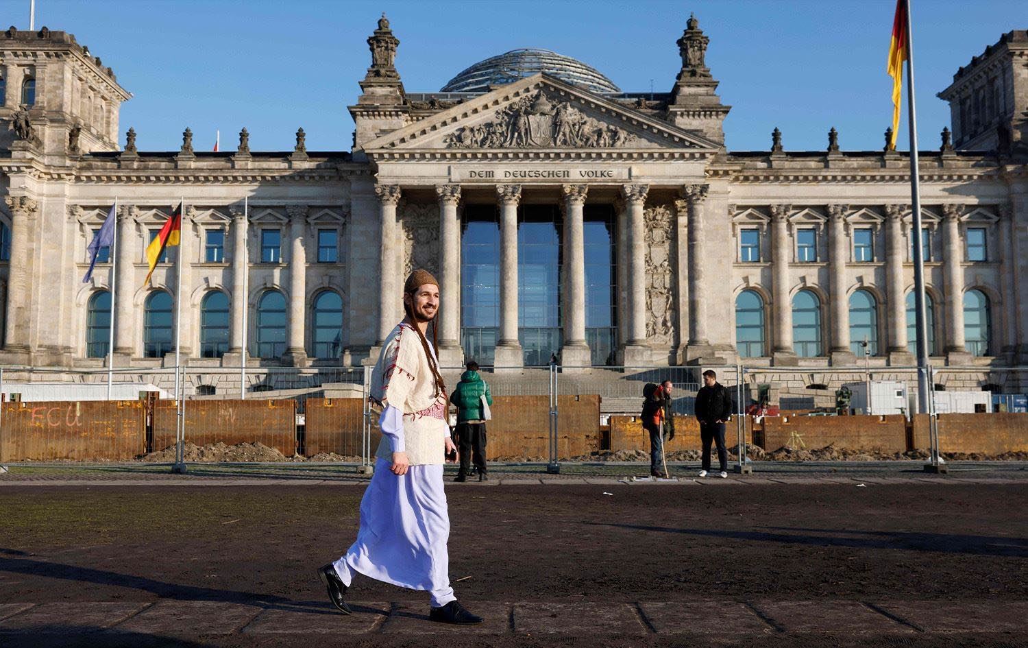 Ezidi bir göçmen Almanya Parlamento Binası önünde Foto: AFP