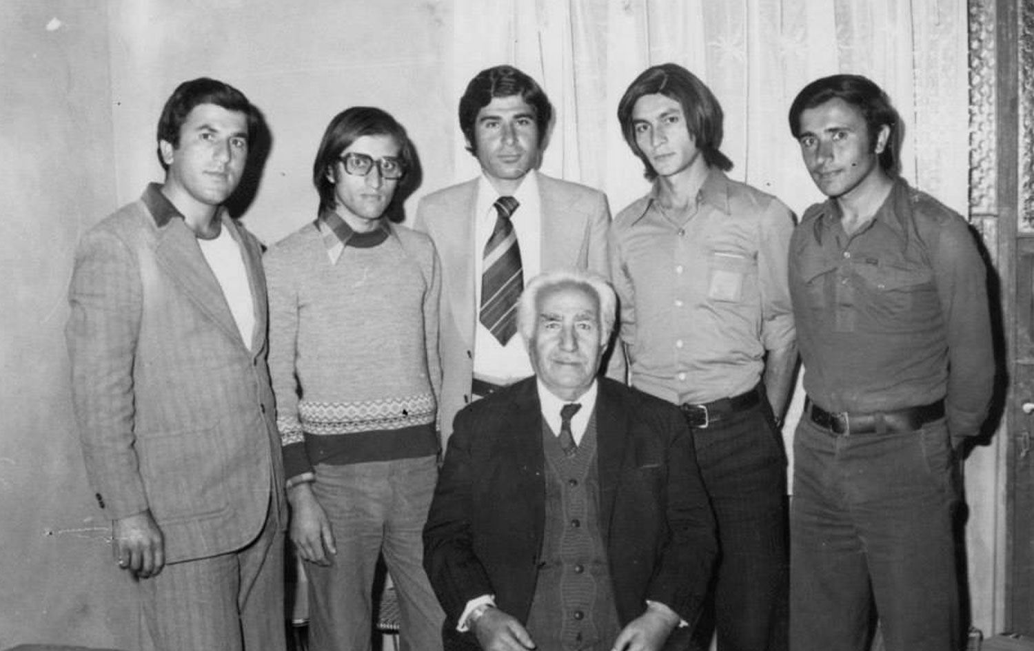 Cegerxwîn û xwendekarên zanîngehê / Wêne: Arşîv