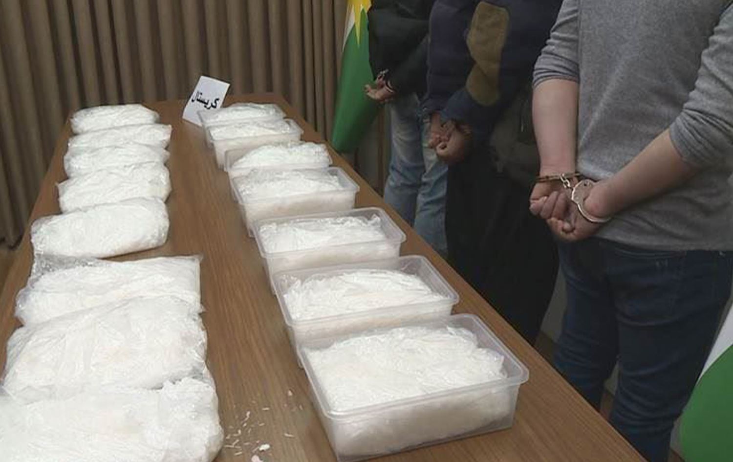 Irak İçişleri Bakanlığı, Suriye ile ortaklaşa gerçekleştirdiği geniş çaplı bir operasyonda 320 kilogram uyuşturucu maddeye el konulduğunu ve sınır ötesi kaçakçılık ağlarının parçası olan uluslararası düzeyde aranan birçok zanlının yakalandığını duyurdu.   