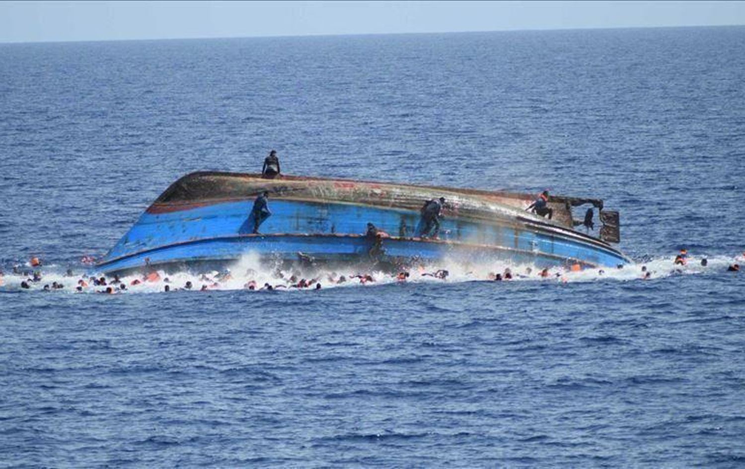 بەلەمێکی کۆچبەران لە ئاوەکانی تونس نقووم بوو و 40 کۆچبەر خنکان