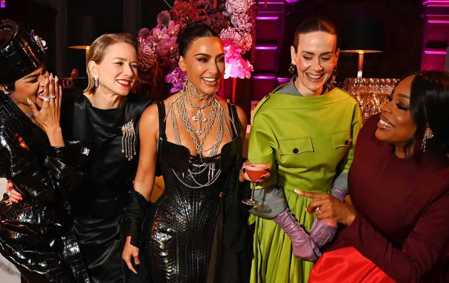 کیم کارداشیان لەگەڵ ستافی زنجیرەی (All's Fair) لە لەندەن