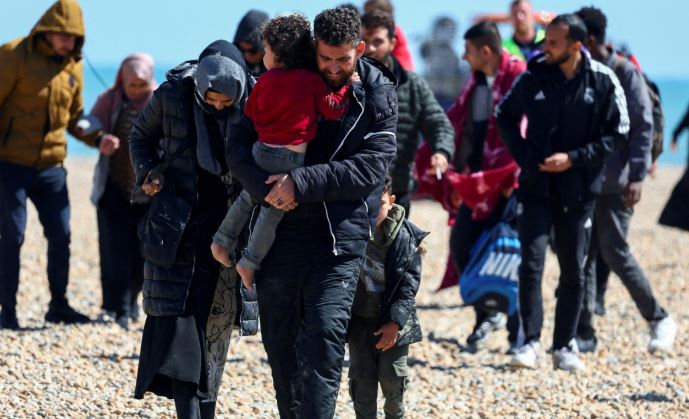 چوونی کۆچبەران بۆ بەریتانیا ژمارەی پاری تێپەڕاند