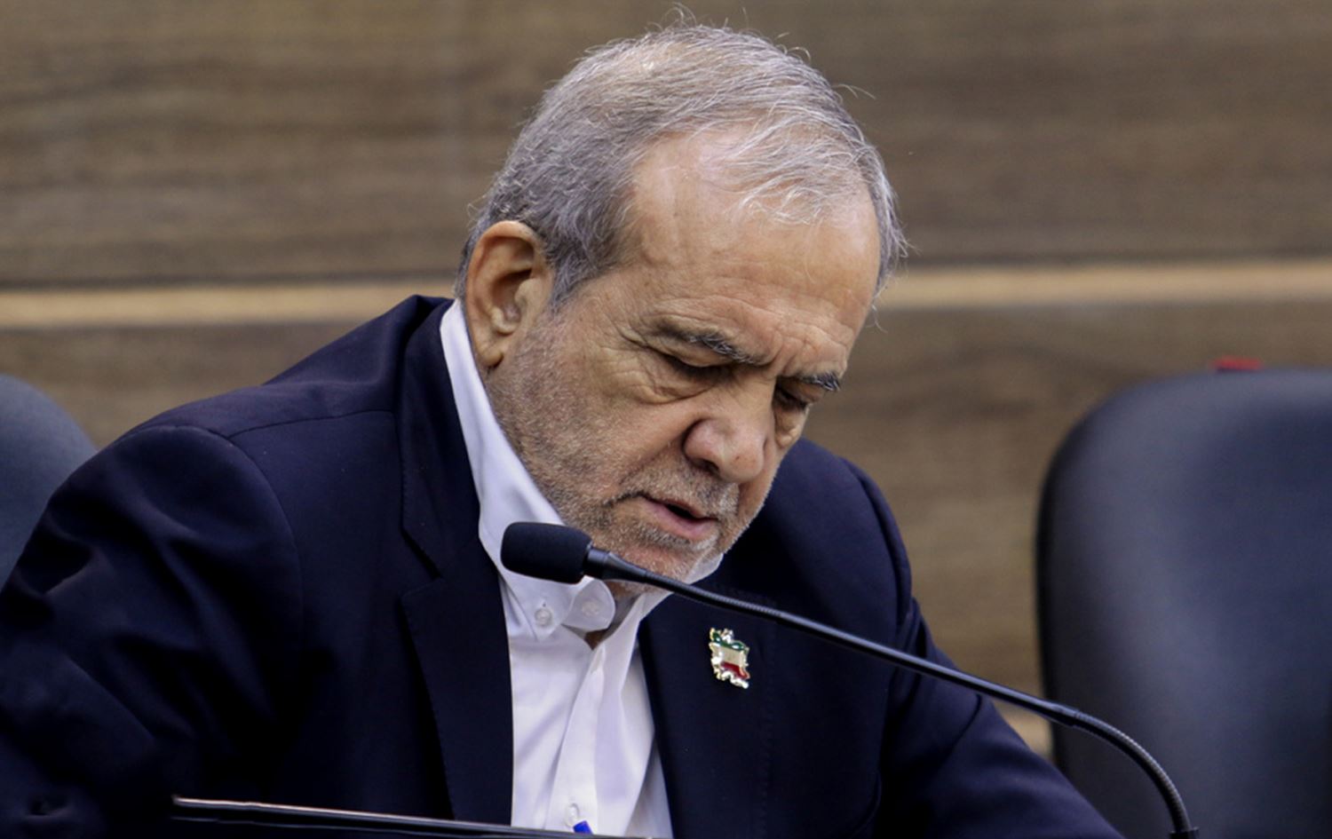 پزیشکیان: بەنزین لە ئاو هەرزانترە و پێویستە گران بکرێ