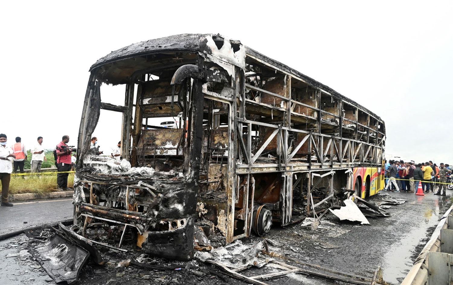 Otobusa rêwiyan bû xwelî / Wêne: AP