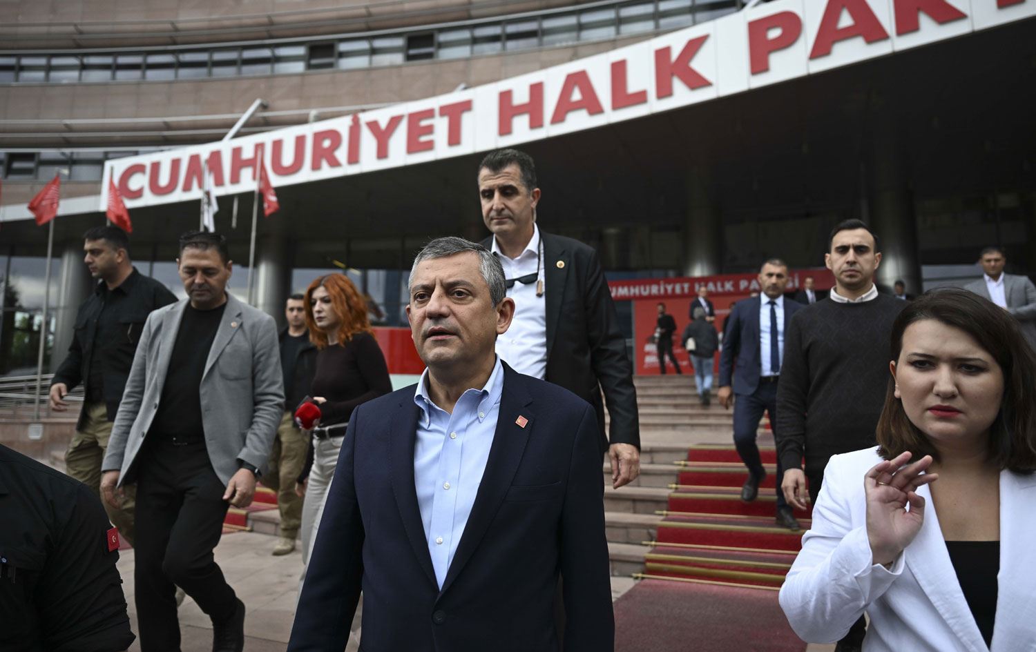 Ozgur Ozel ji navenda giştî ya partiya xwe derdikeve / Wêne: AA