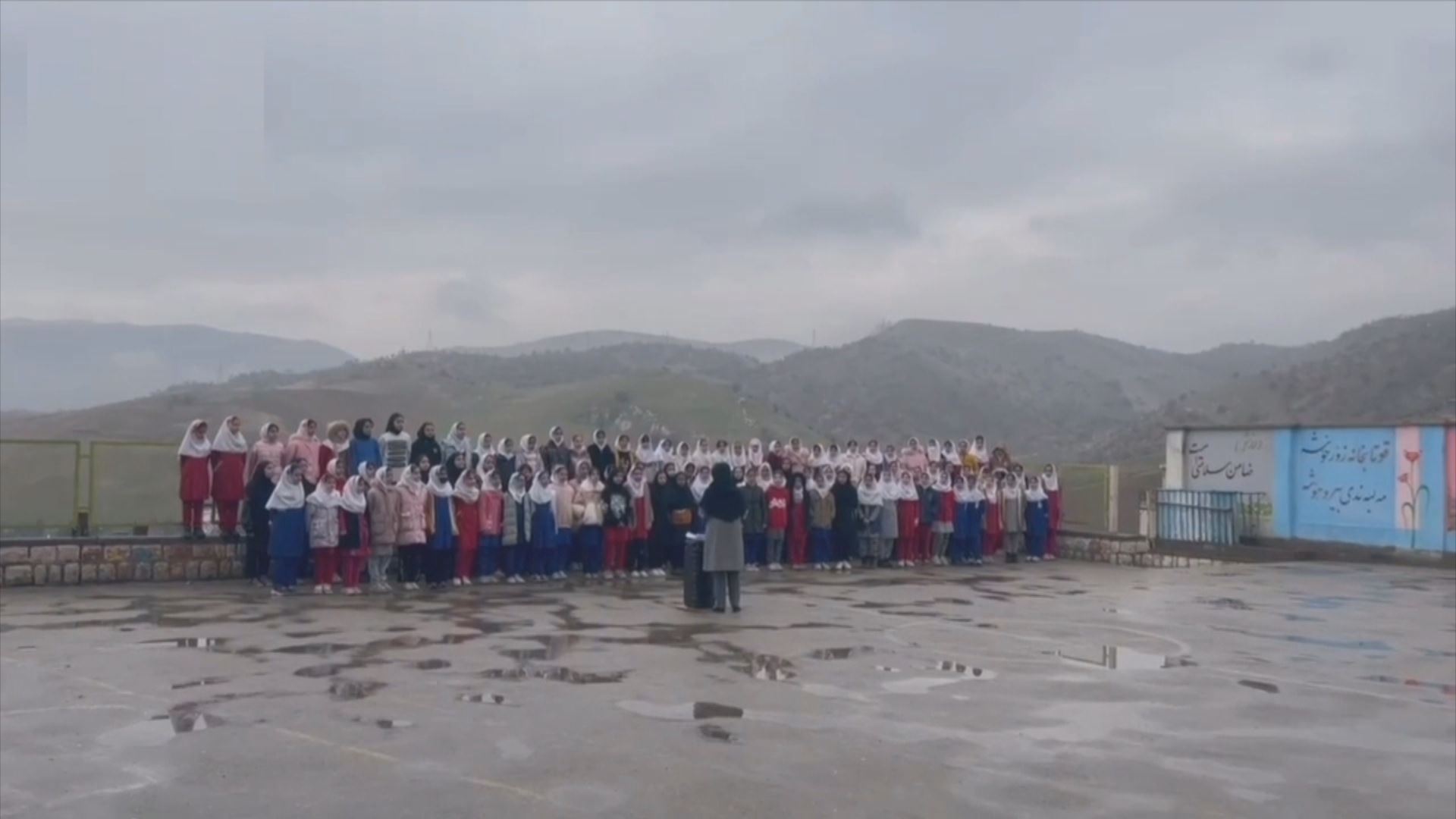 Xwendekar sirûdê dixwînin / Wêne: Torên civakî