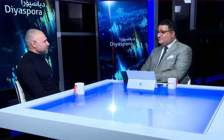 Dr. Soran Emini Eqdem (solda), Rûdaw TV'de Hêmin Abdullah'ın sunduğu “Diaspora” programına katılarak açıklamalarda bulundu.