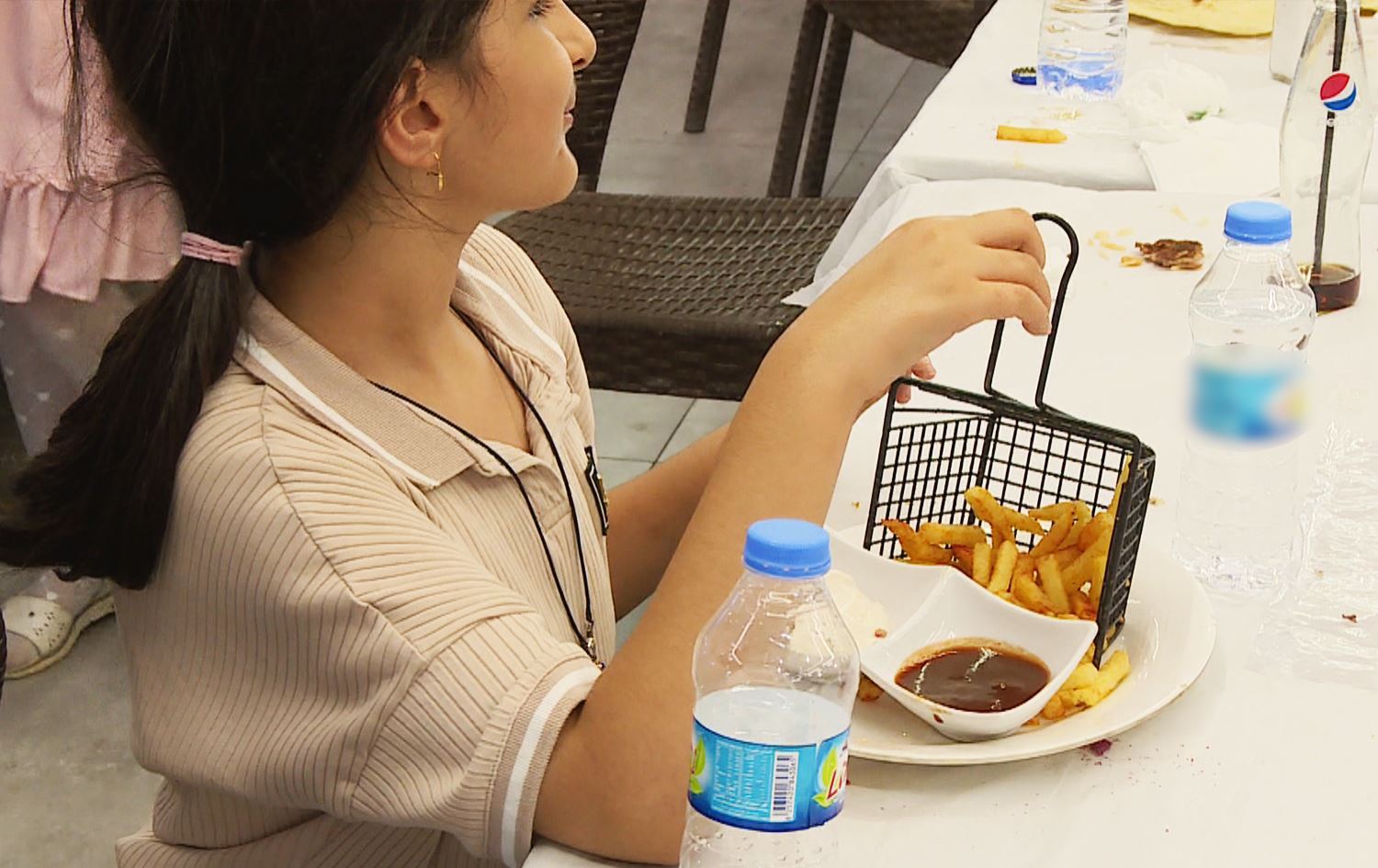 منداڵێک خۆراکی خێرا دەخوات. وێنە: رووداو