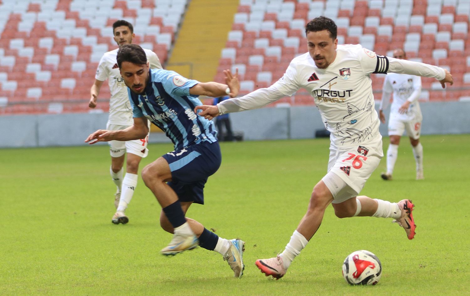 Vansporlu Bekir Can Kara (sağda), rakibi Kadir Karayiğit (solda) ile mücadele etti - AA