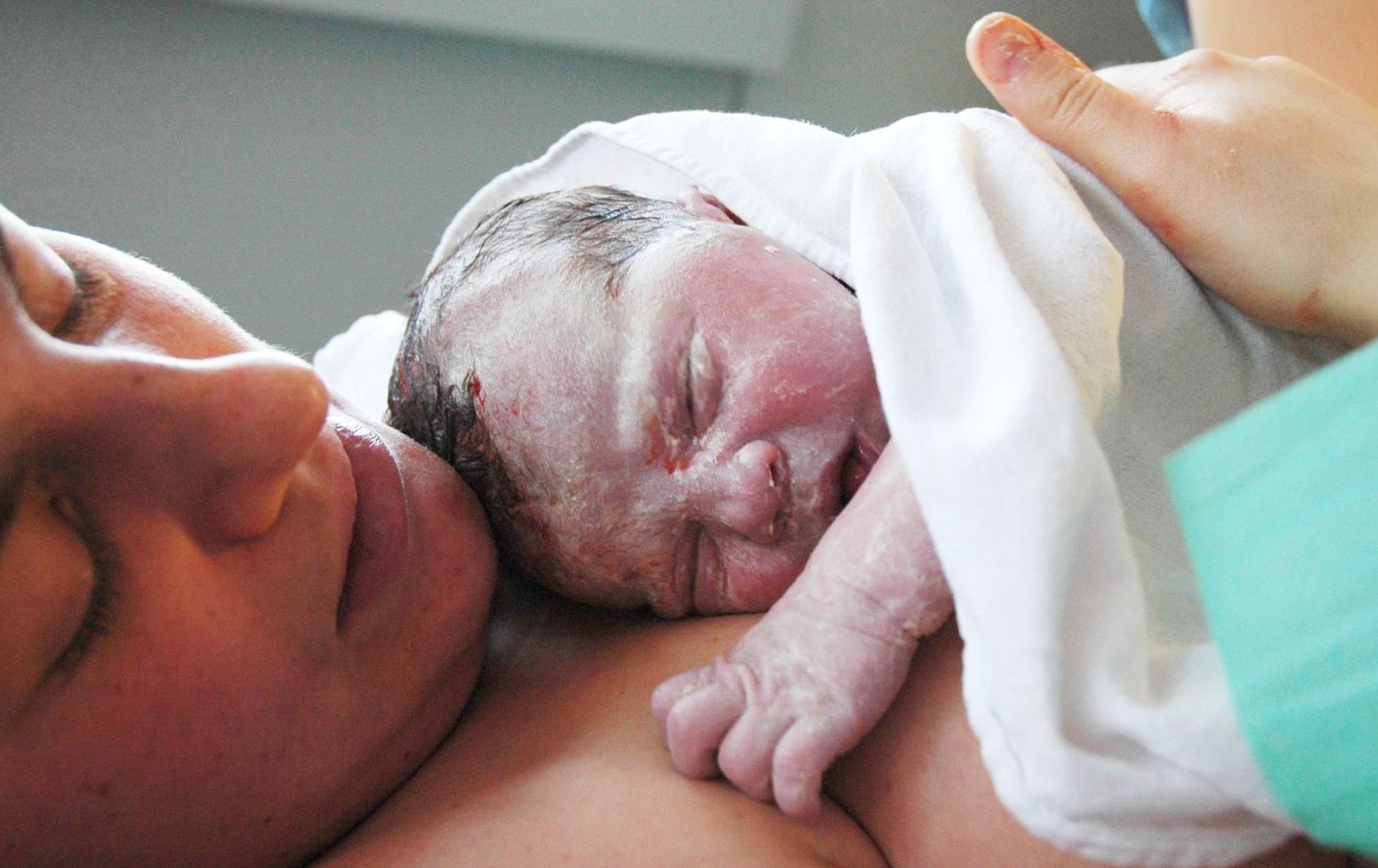 توێژینەوەیەک: پێویستە کۆرپە دوای لەدایکبوونی، بەر پێستی دایکی بکەوێت