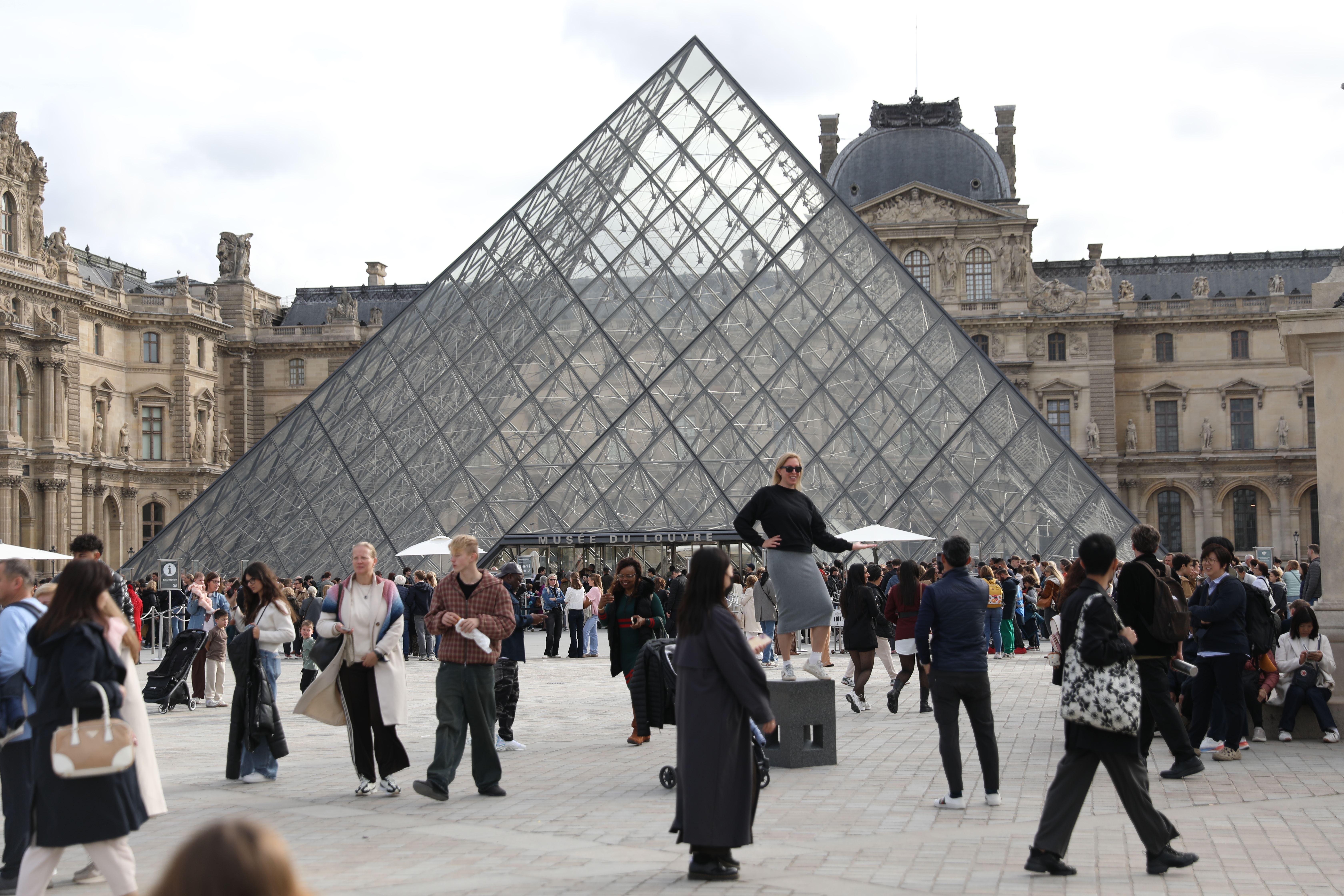 Louvre Müzesi soygunuyla bağlantılı 2 kişi gözaltına alındı