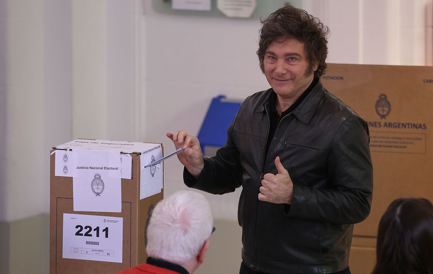 Arjantin Cumhurbaşkanı Javier Milei, Buenos Aires'in Medrano semtindeki bir oy verme merkezinde, kız kardeşi ve cumhurbaşkanlığı sekreteri Karina Milei eşliğinde oyunu kullandı. / AA