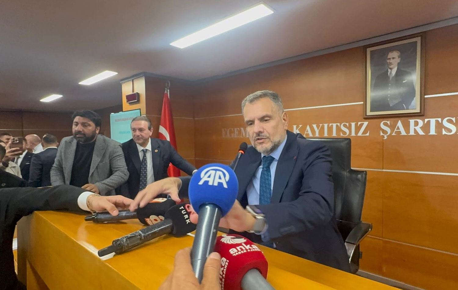 Bayrampaşa Belediye Meclisi toplantısında AK Parti Meclis Üyesi İbrahim Akın, dördüncü turda seçildi. Akın, burada gazetecilere açıklamalarda bulundu. / AA