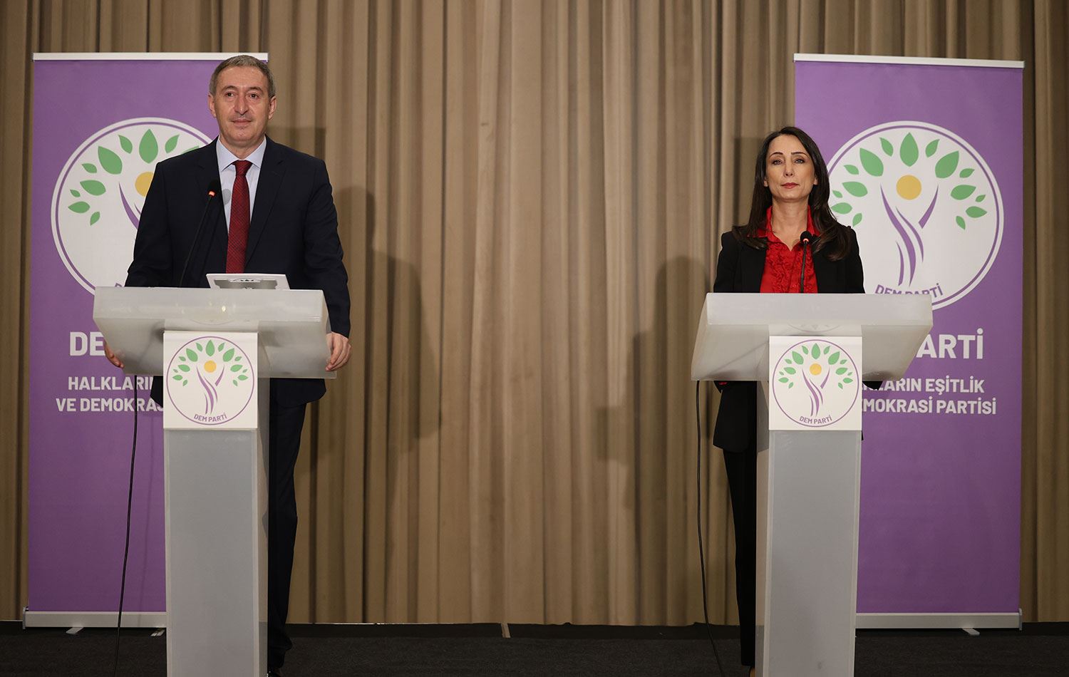 DEM Parti Eş Genel Başkanları Tuncer Bakırhan ve Tülay Hatimoğulları basın toplantısı düzenledi. 